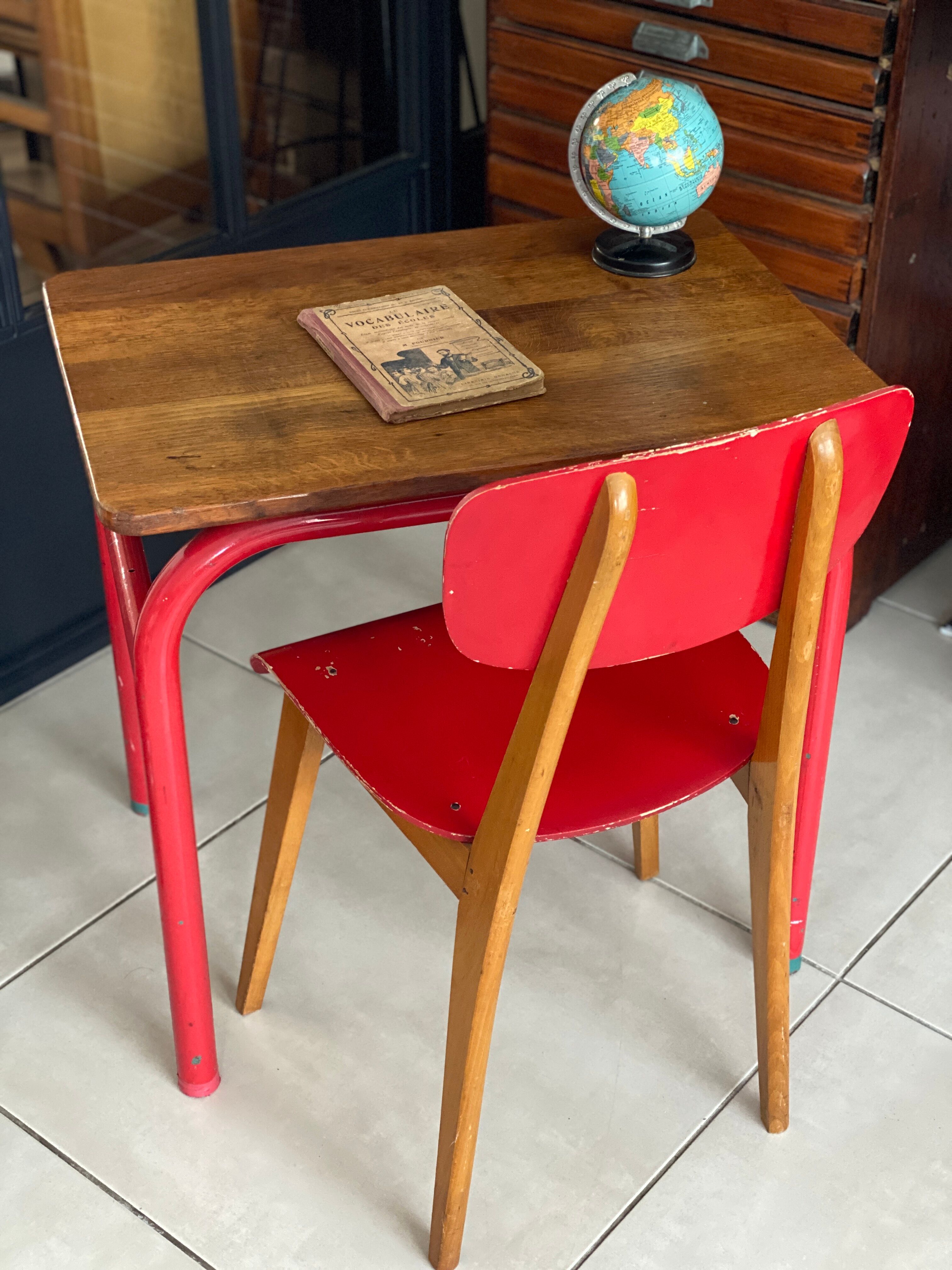 Ensemble bureau et chaise d’écolier