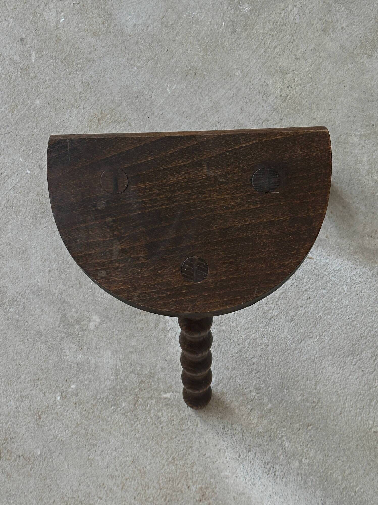 Tabouret ancien en bois massif à pieds tournés
