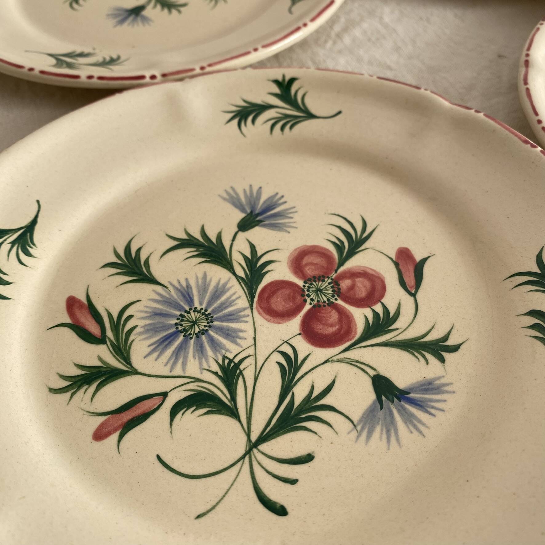 Dessert plates in faience from Desvres, hand-decorated.