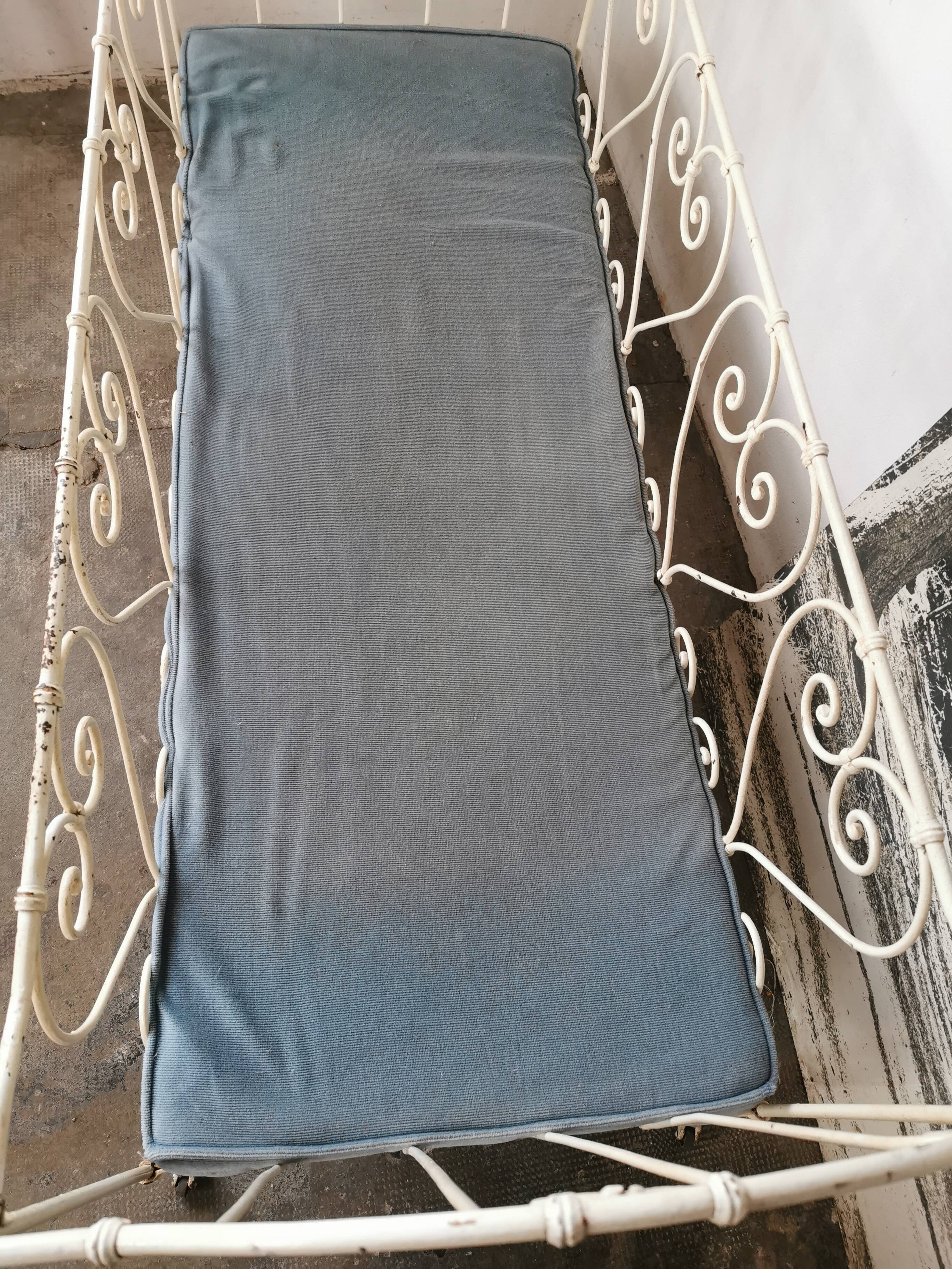 Bed, wrought iron bench