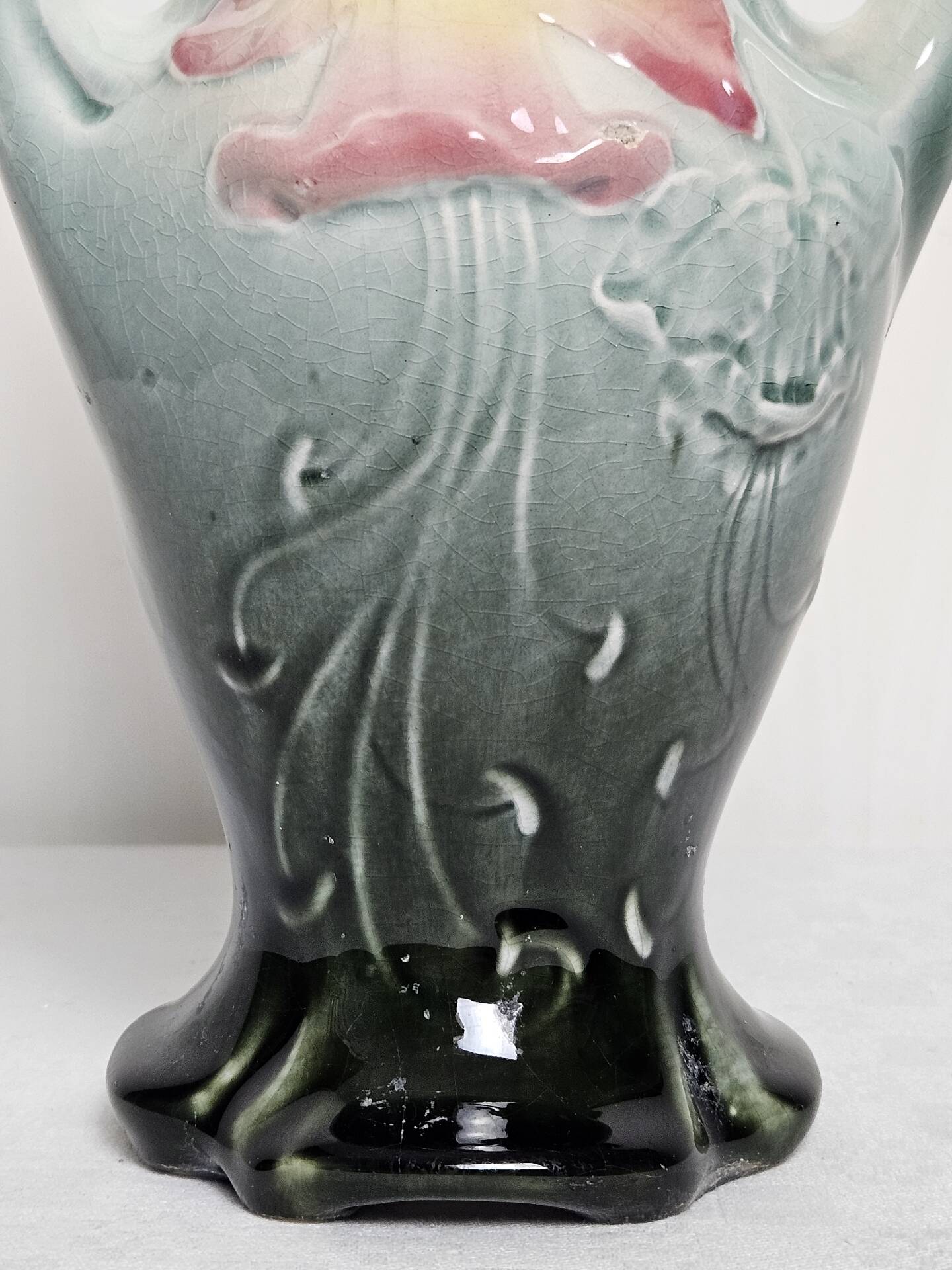 Vase barbotine iris Art nouveau