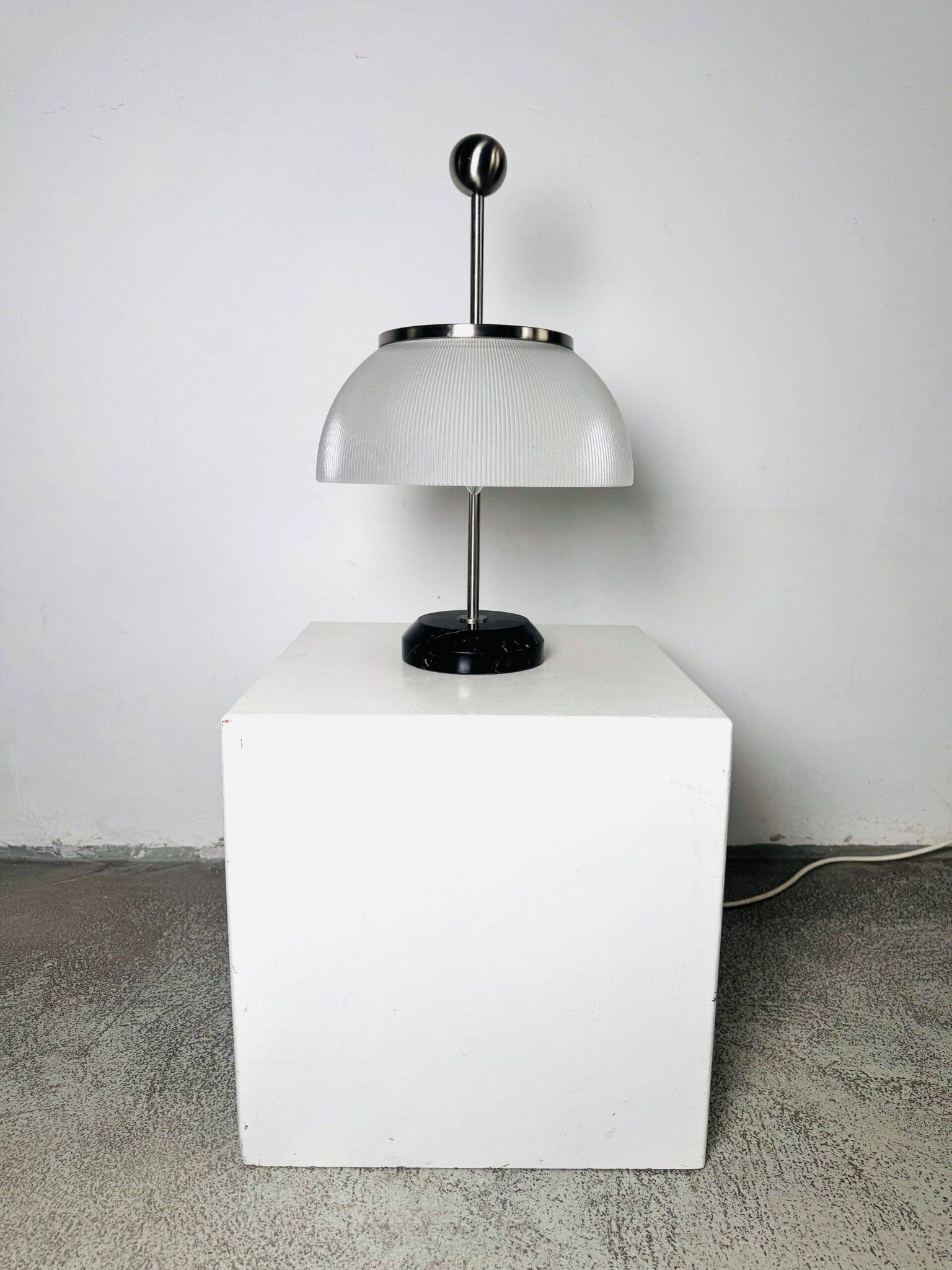 Lampe de table 'Alfa' avec base en marbre par Sergio Mazza pour Artemide, Italie, réédition des années 1950.