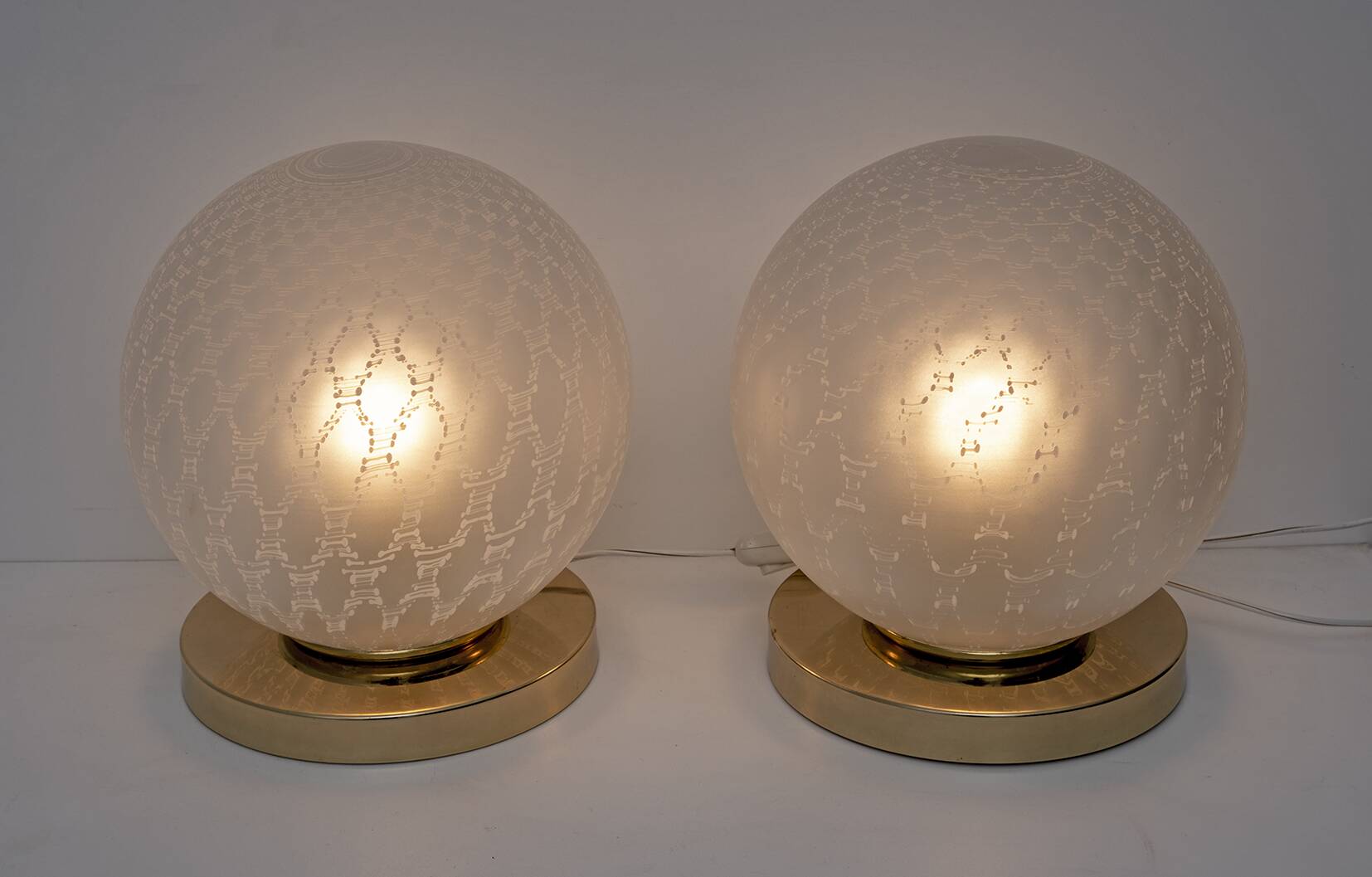 Paire de lampes de table boule en laiton et verre de Murano, style italien moderne du milieu du siècle
