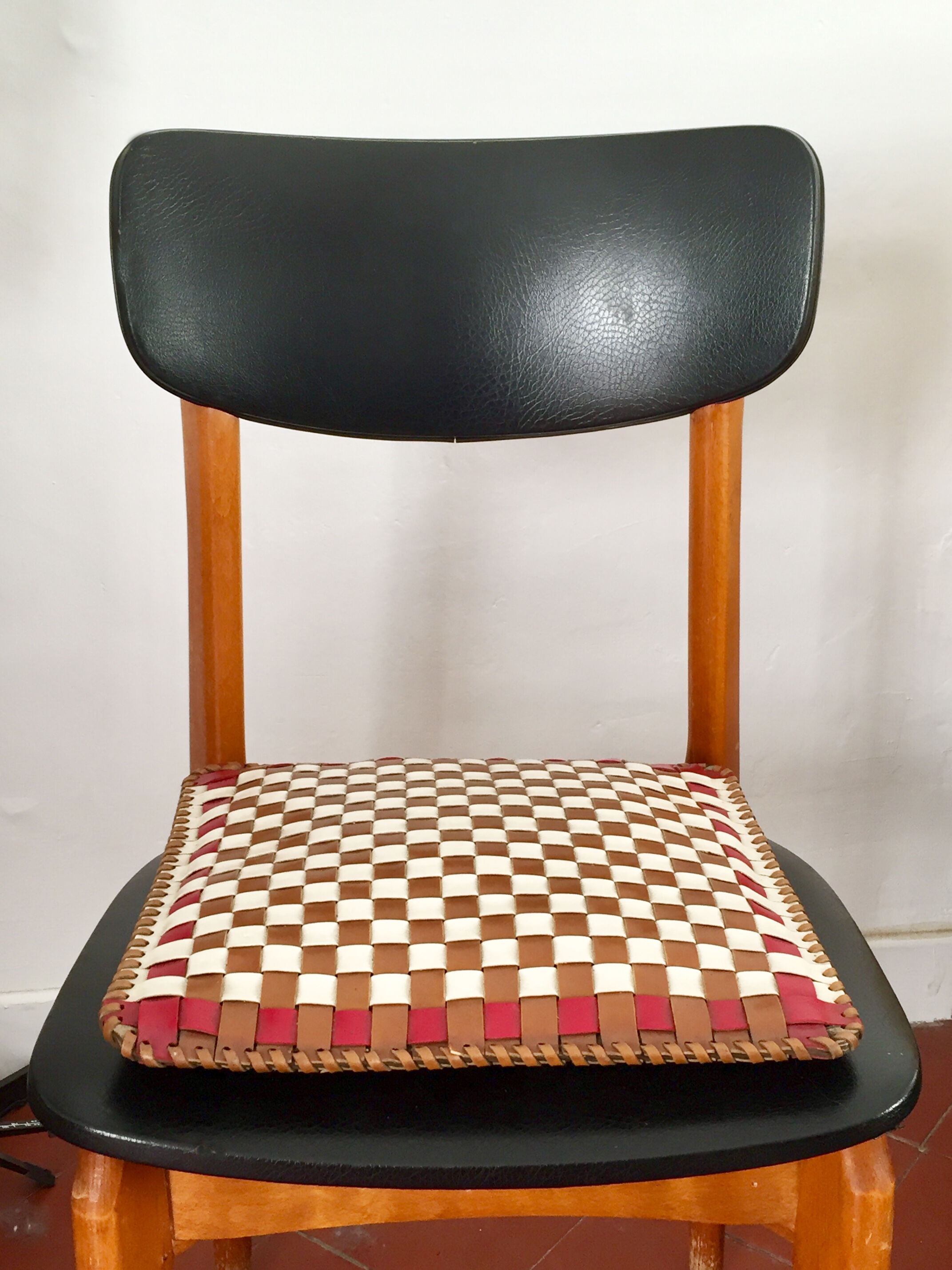 Retro imitation leather cushion 35x35cm