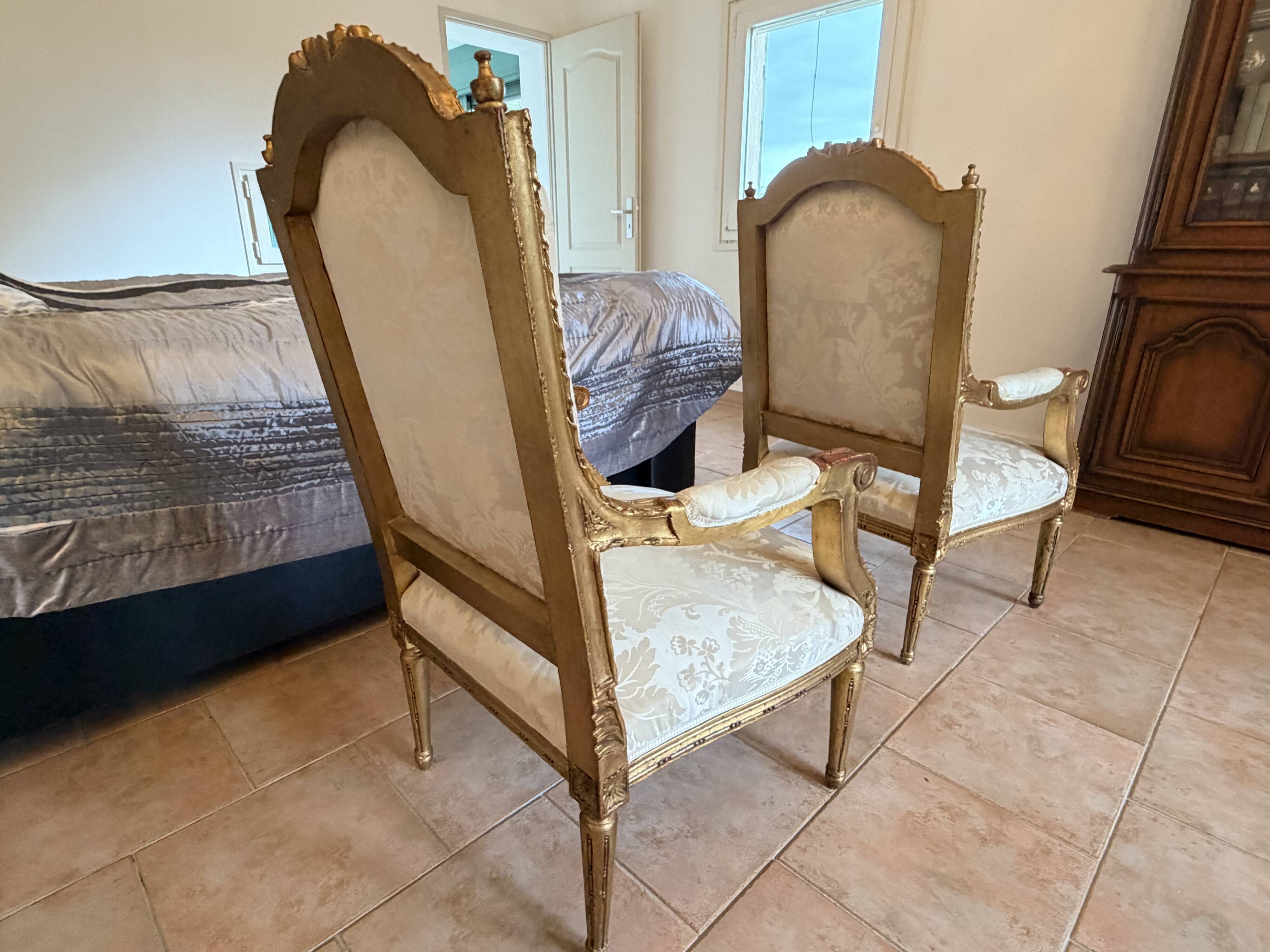 Paire de fauteuils français Louis XVI en or doré et blanc sculpté