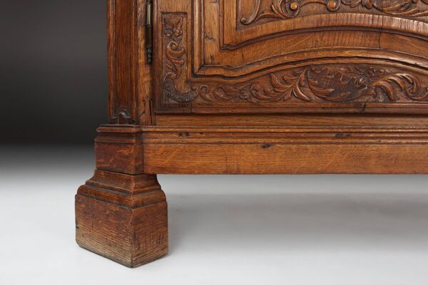 Vaisselier vitré en bois sculpté, Belgique, XVIIIe siècle