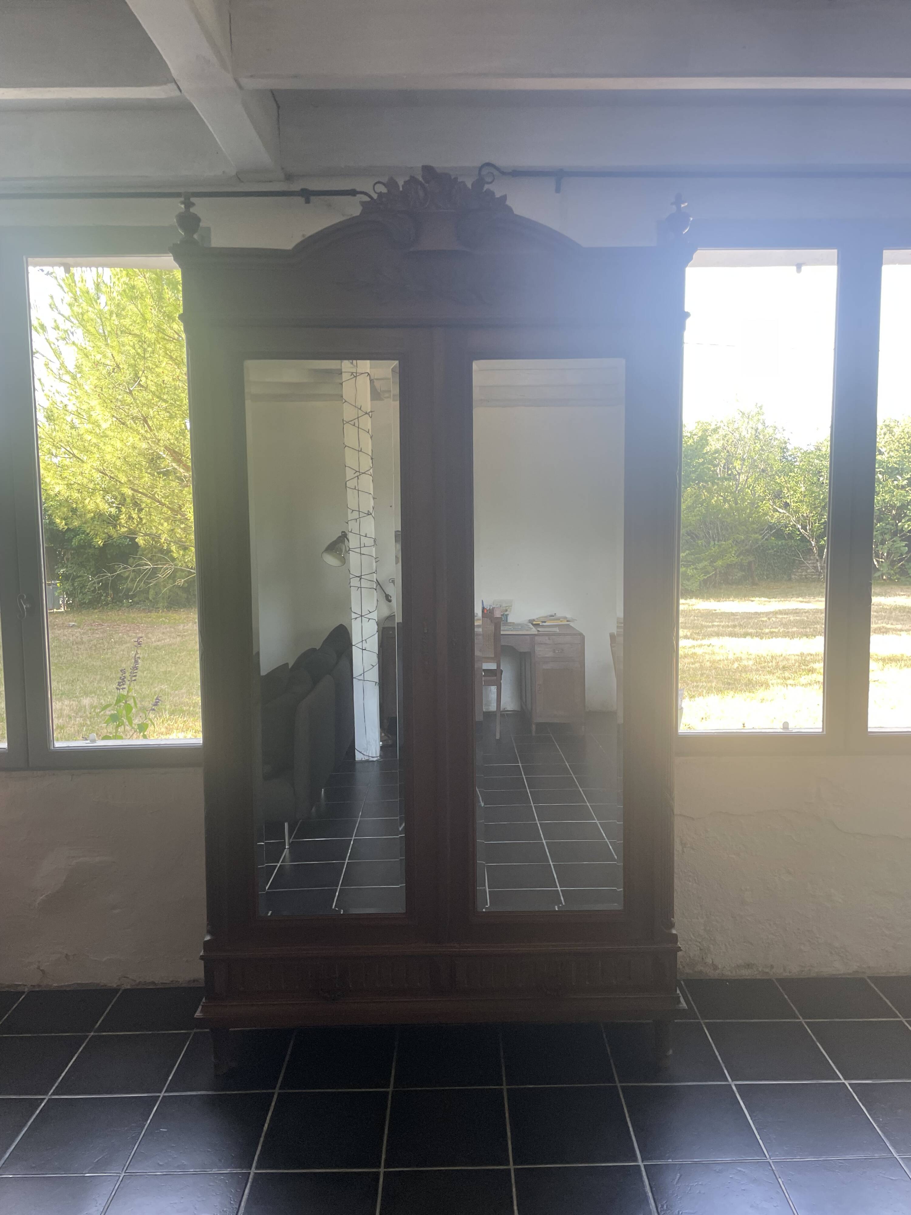Armoire ancienne avec miroirs
