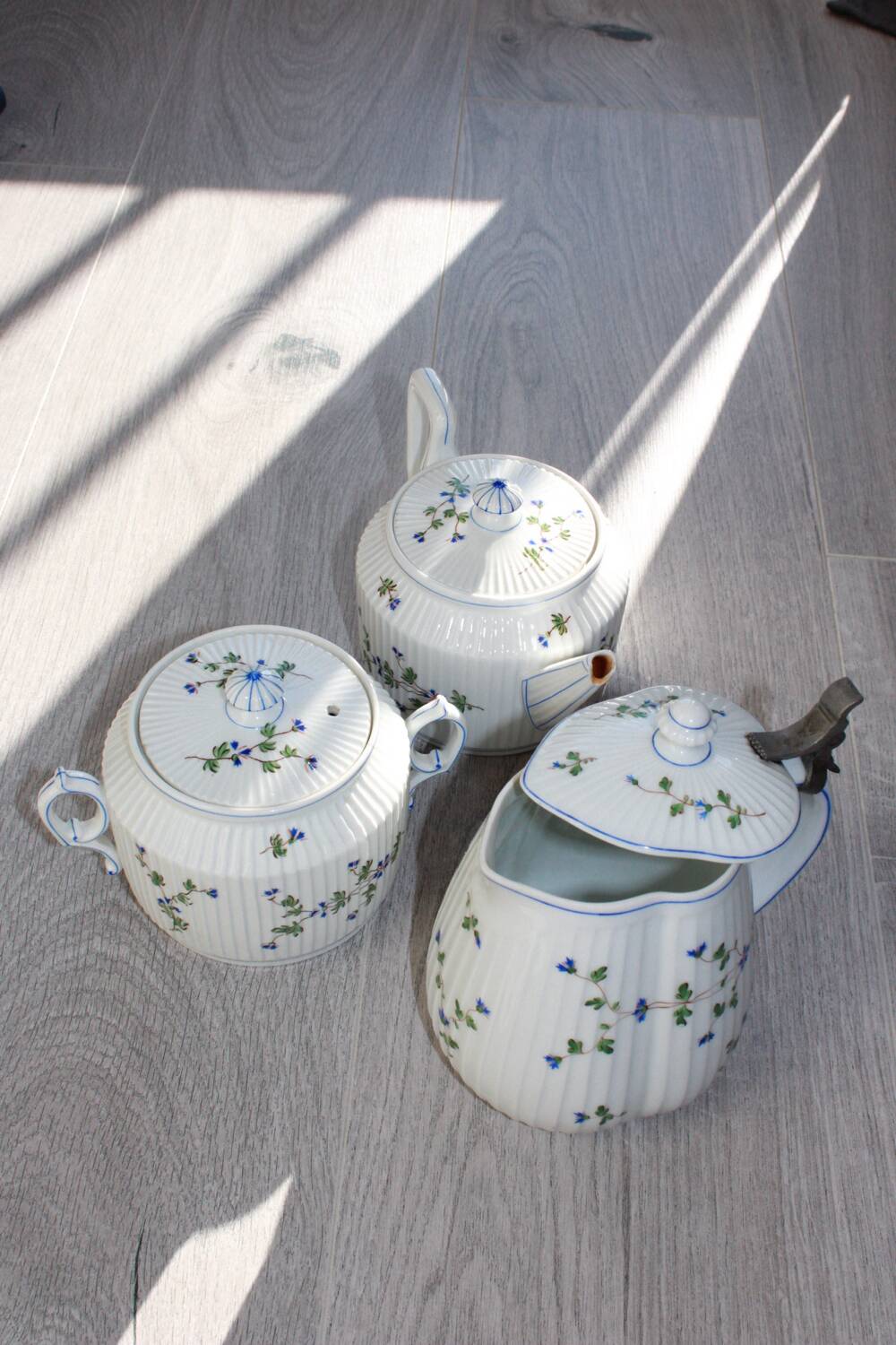 Service à thé ancien en porcelaine