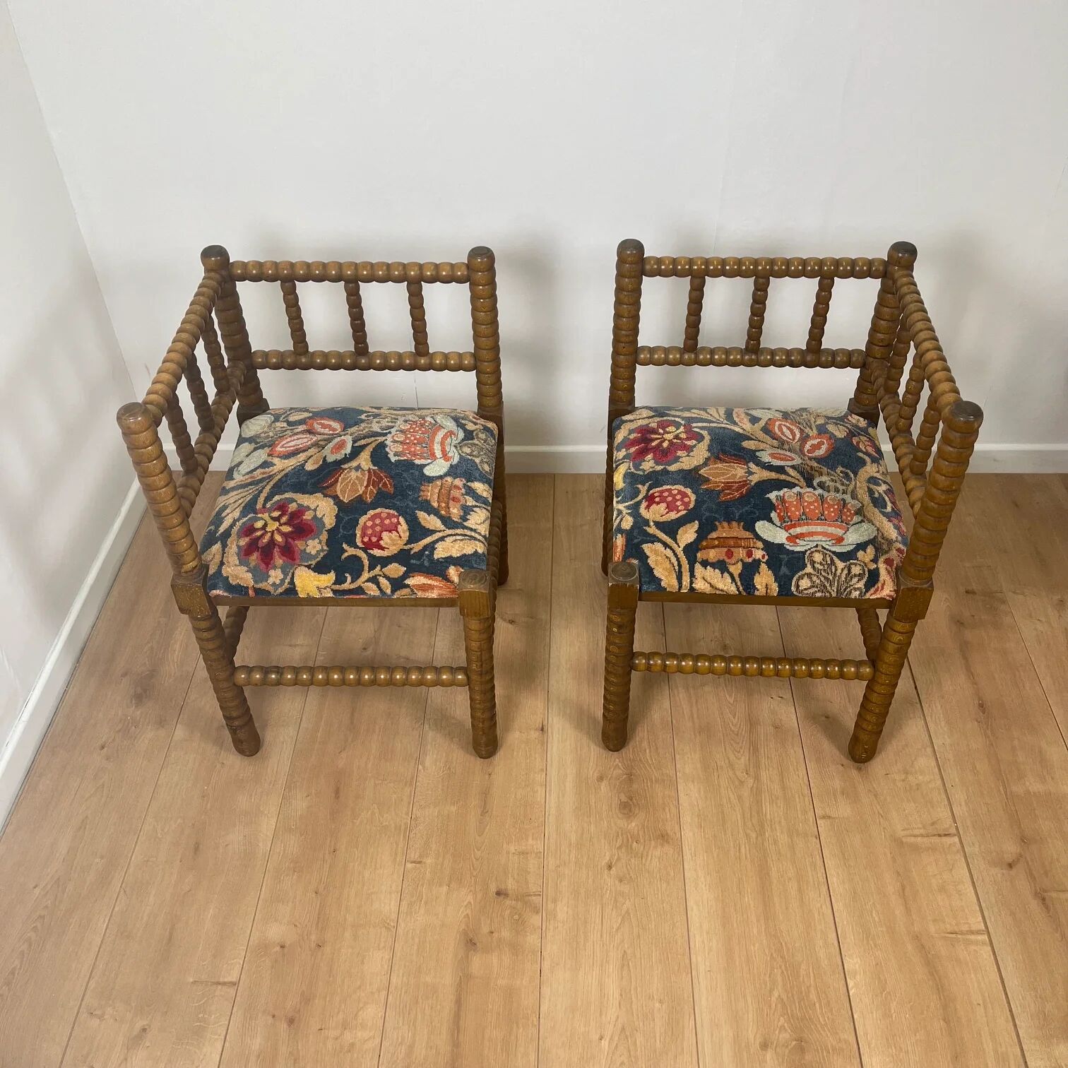 Duo de chaise d'angle en bois tourné bobines et assise tissu, milieu XXème