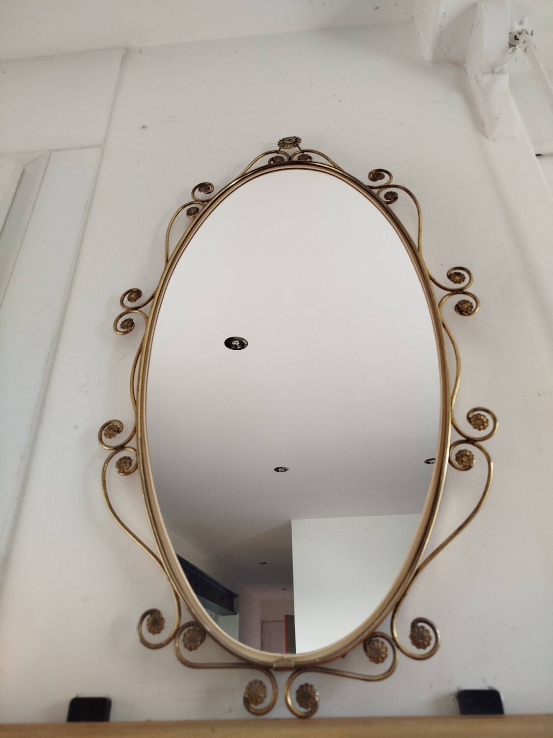 Oval mirror in gilded brass and floral decor, 1950s
