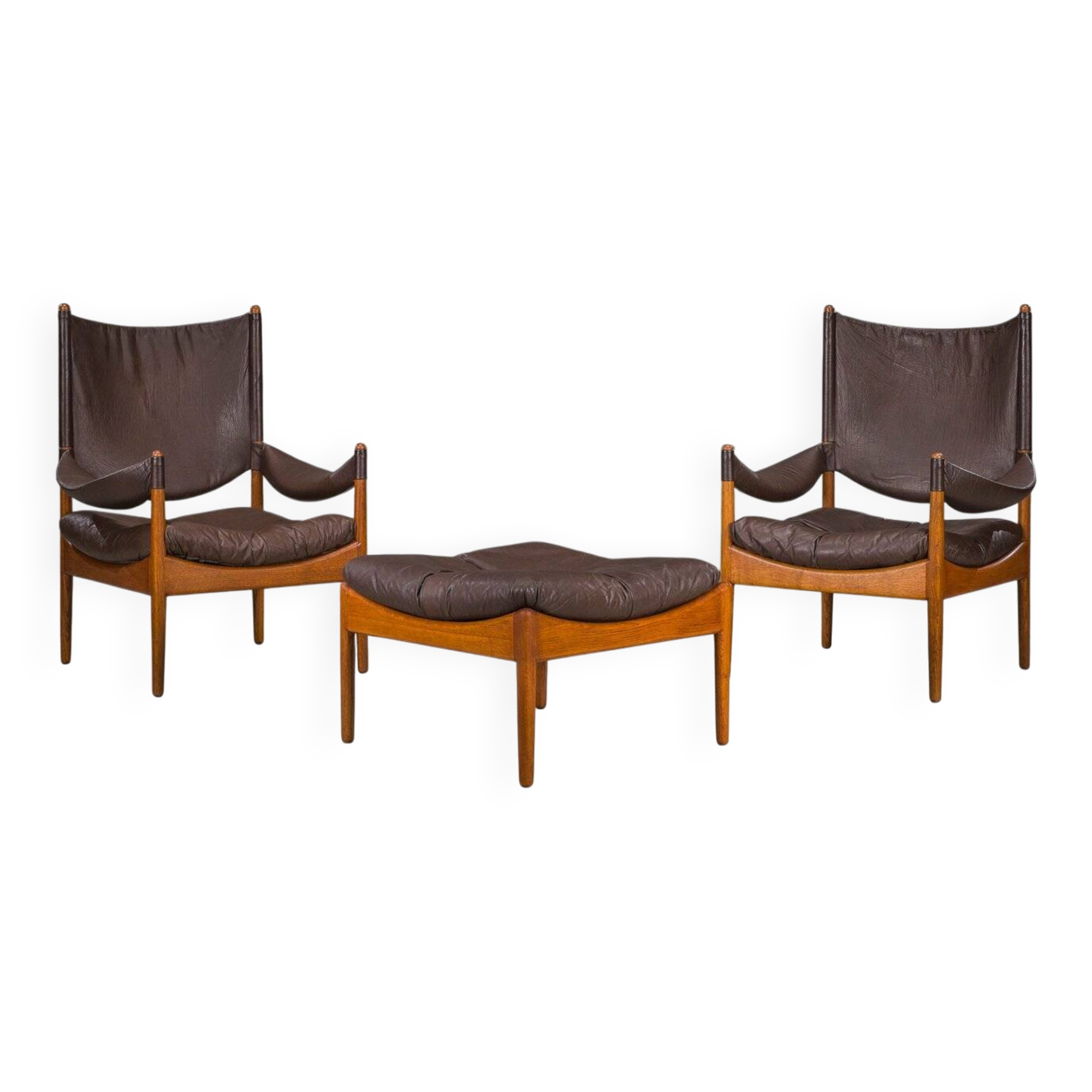 Ensemble de 3 fauteuils lounge danois modernes en chêne et cuir avec repose-pieds, conçus par Kristian Vedel pour Søren Wiladsen, années 1960.