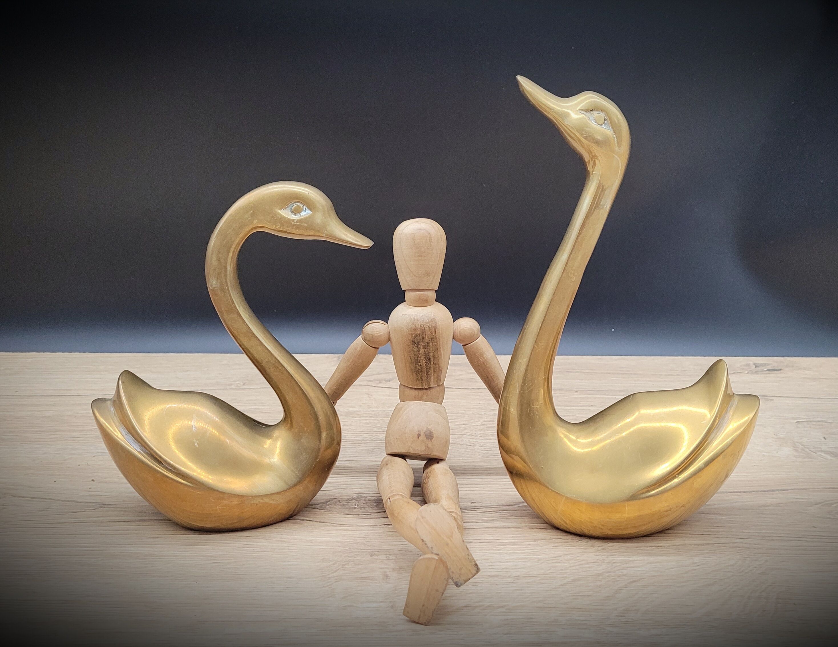 Duo brass swans
