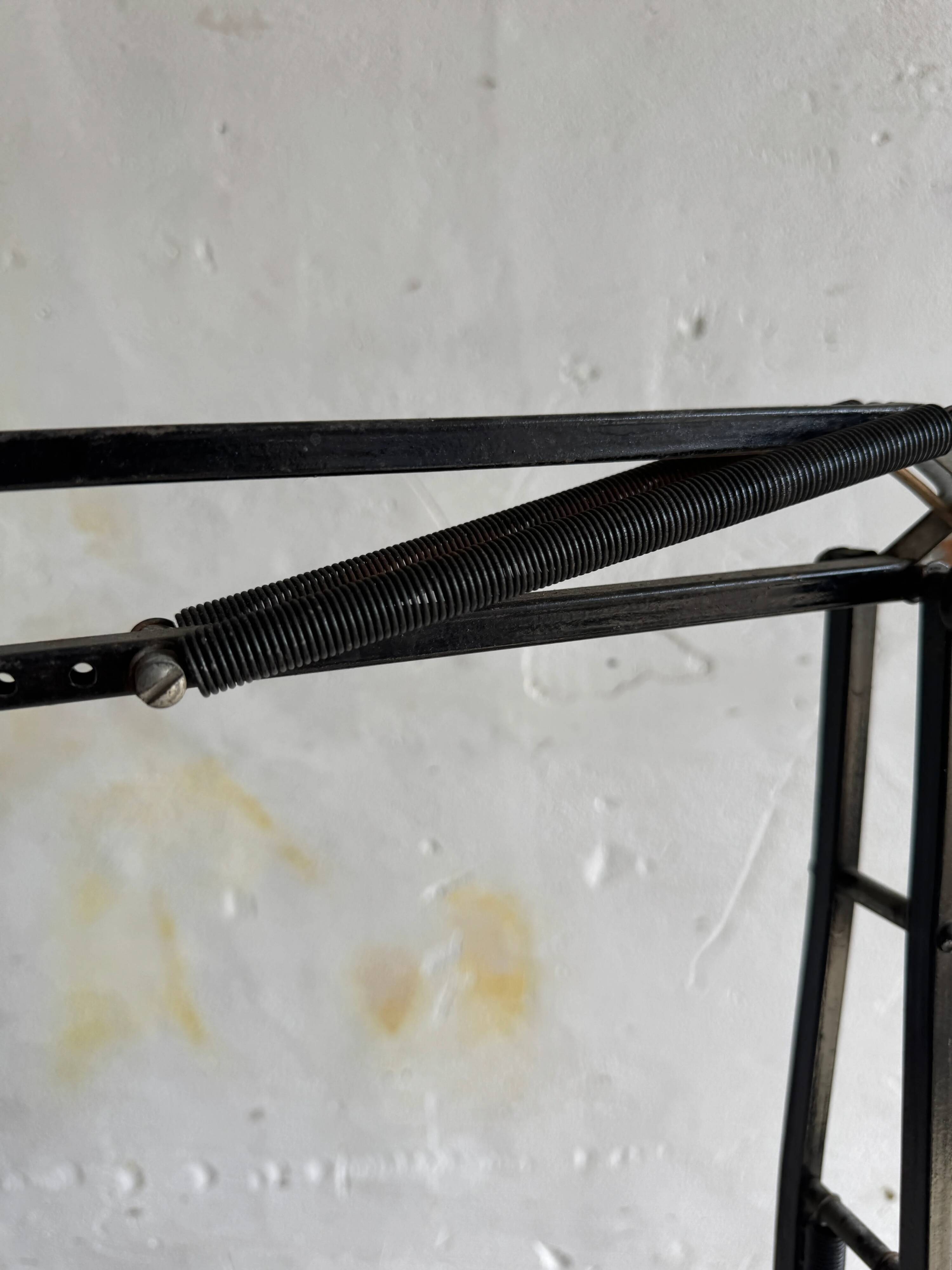 Lampe de bureau articulée de style industriel vintage en métal noir avec base en fonte et bras réglable