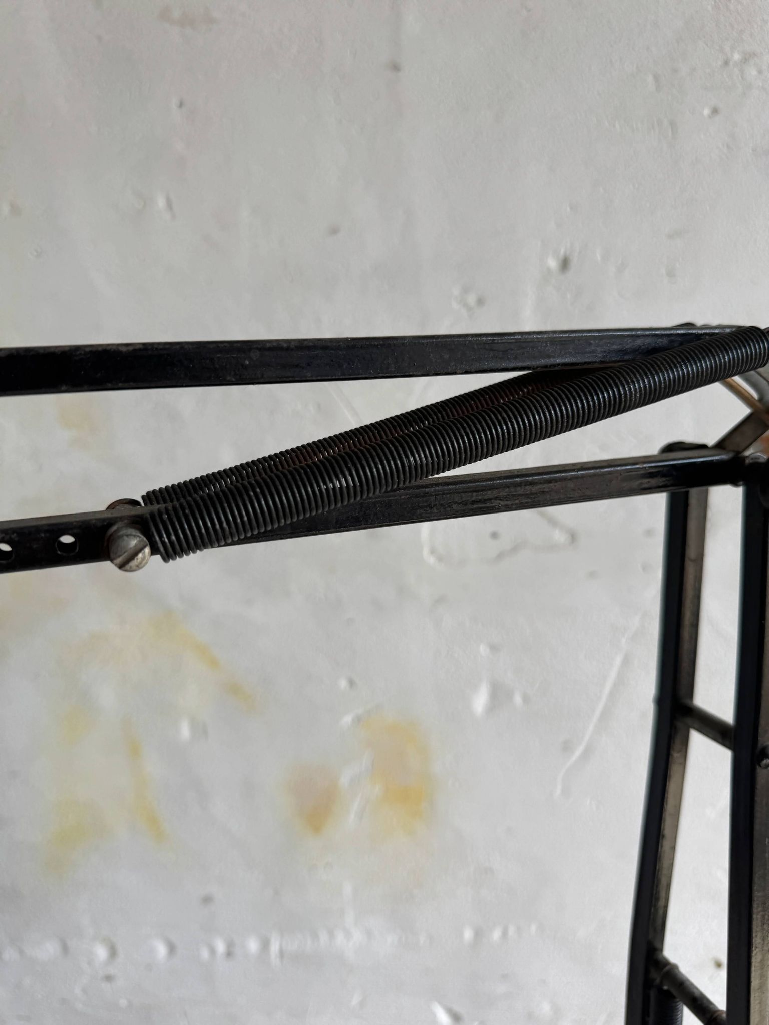 Vintage industrial articulated desk lamp in black metal with cast-iron base, adjustable arm