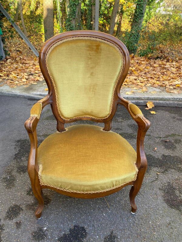 Fauteuil Louis Philippe en chêne et velours jaune moutarde du 19ème siècle
