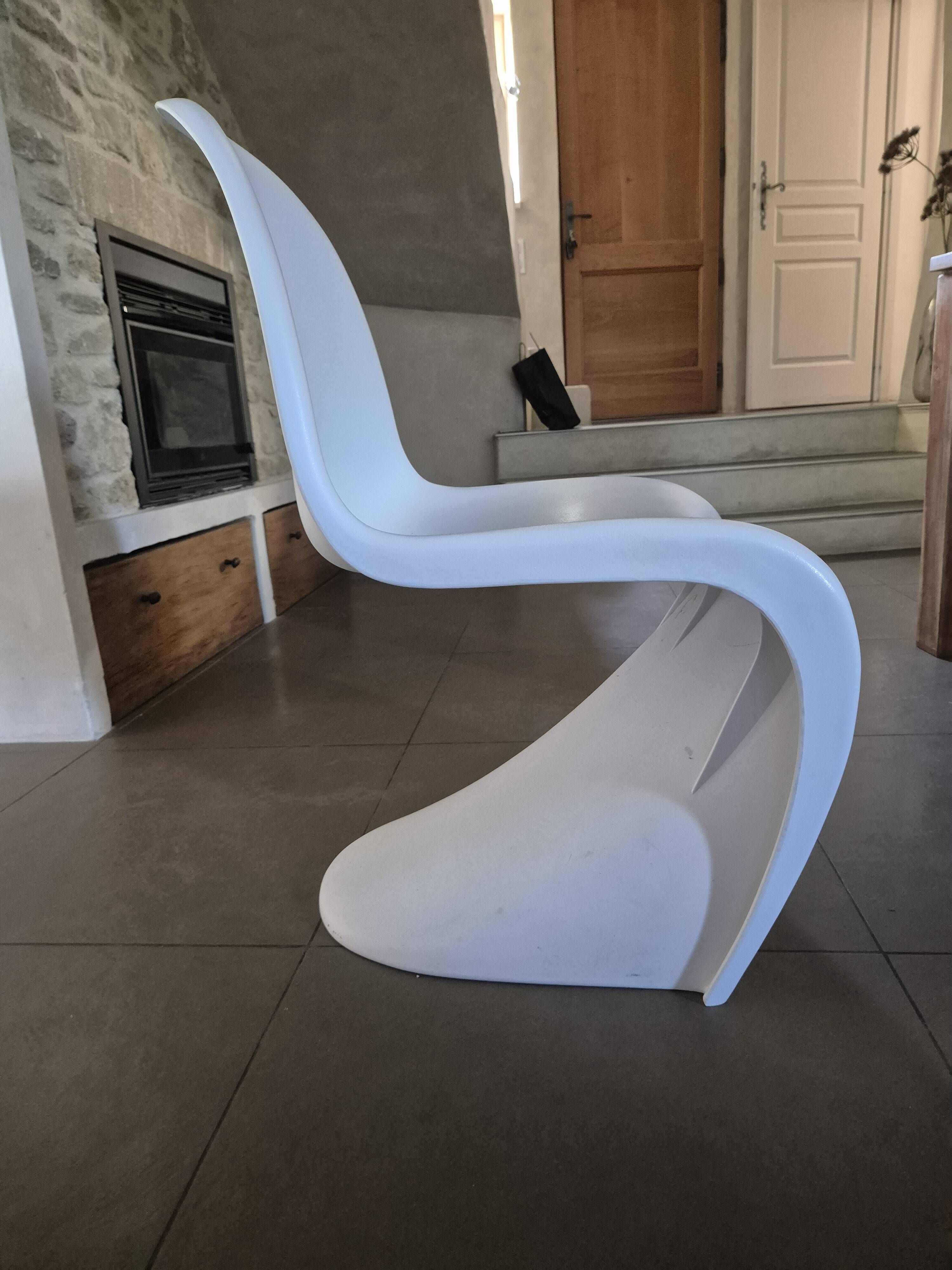 10 white chairs in the style of Verner Panton