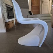 10 white chairs in the style of Verner Panton