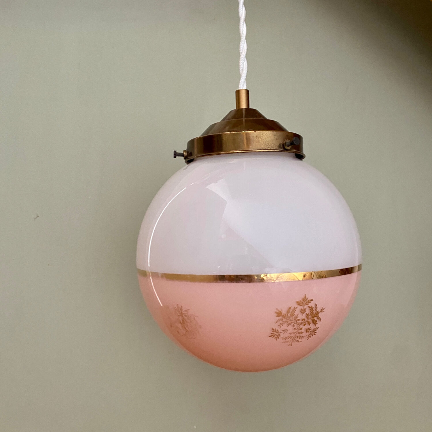 Suspension globe vintage en opaline blanche et rose