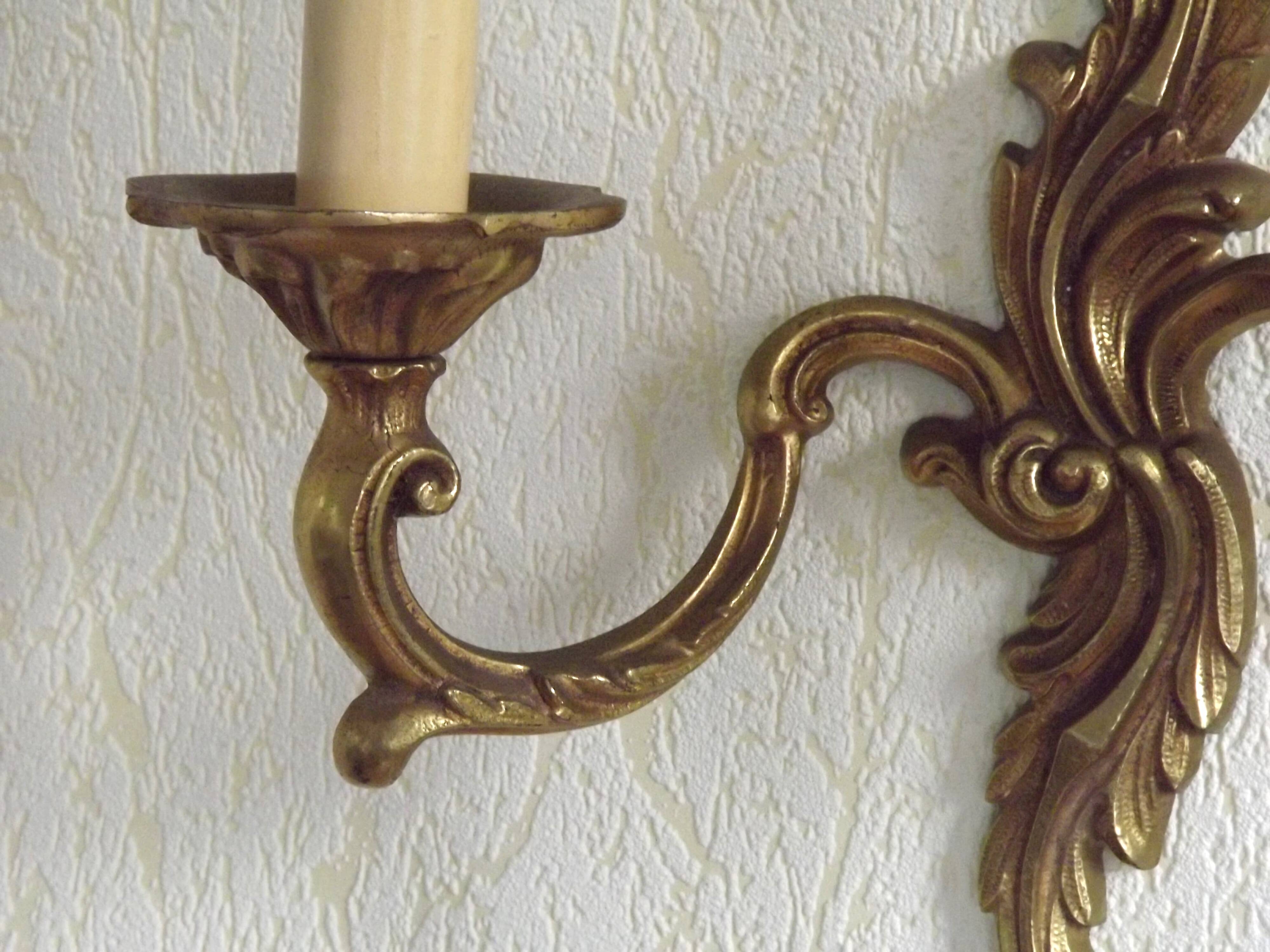 Vintage French bronze wall sconce with acanthus leaves and two light arms 51