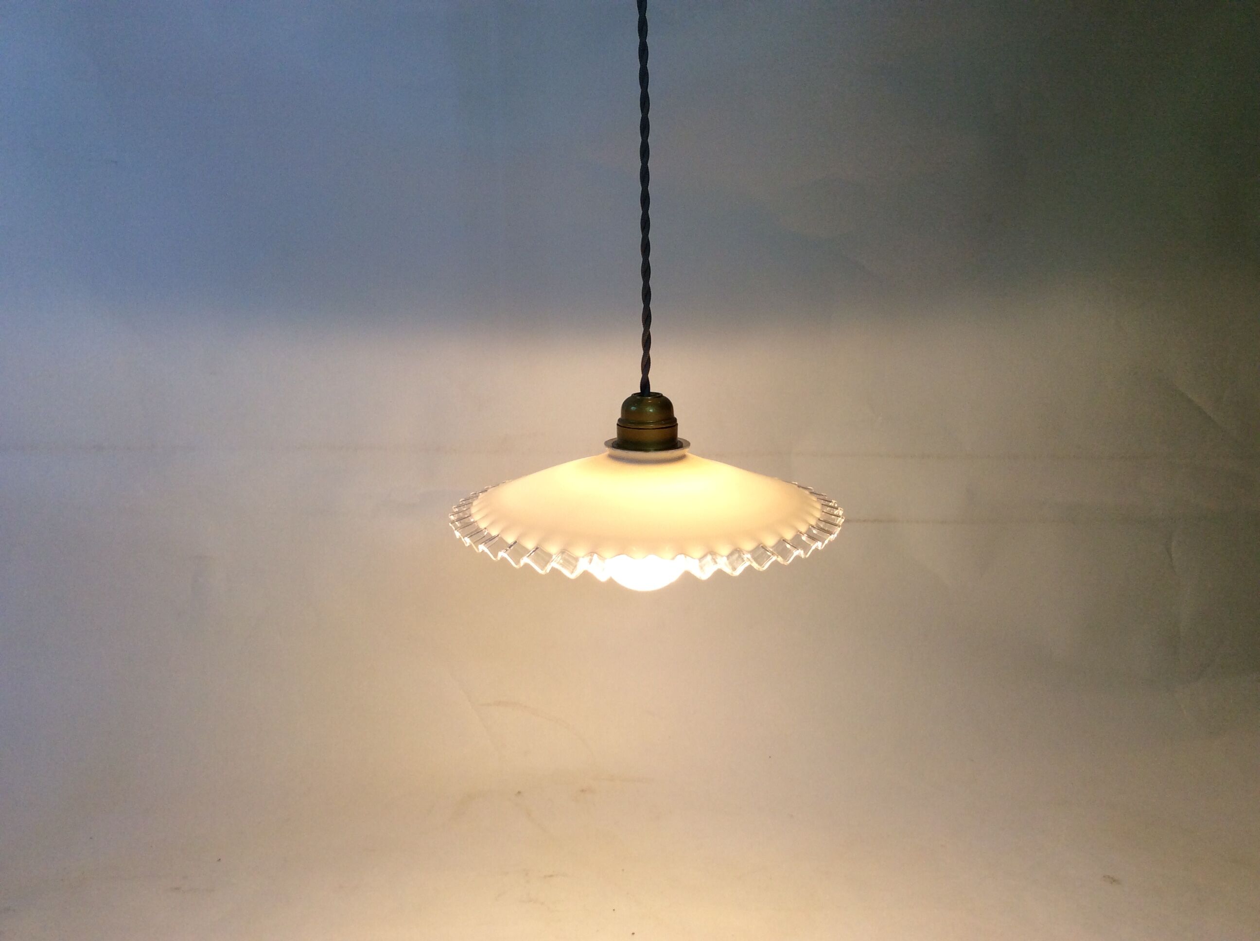 Suspension in vintage opaline