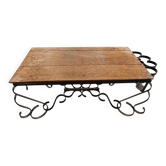 Table basse ancienne en bois massif avec porte-bouteilles intégrés