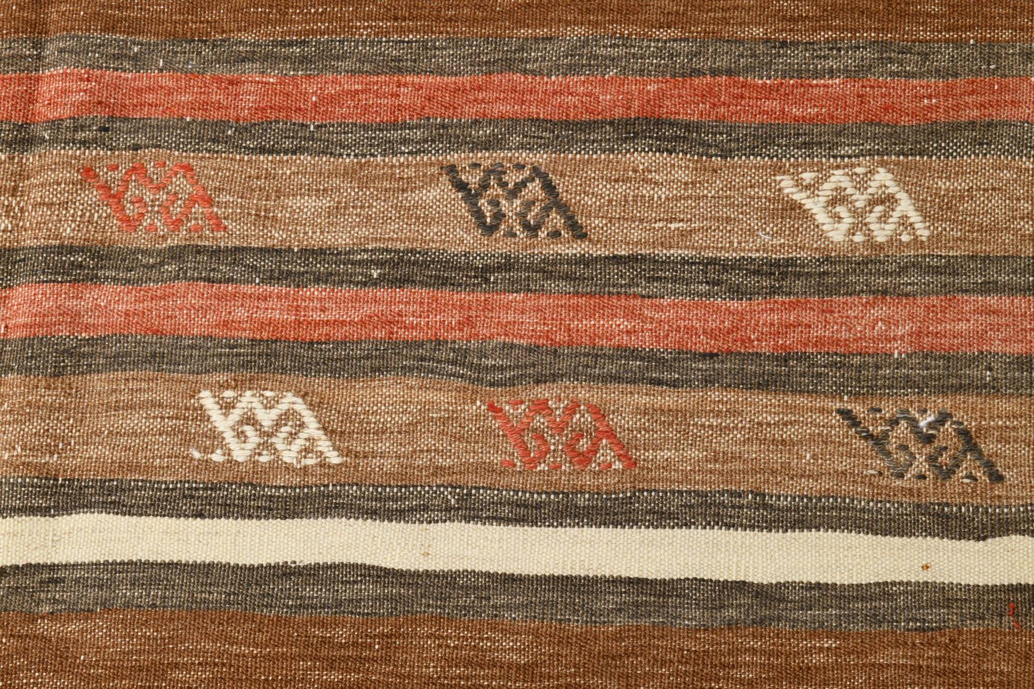 Tapis Kilim Vintage – Rayures Naturelles aux Tons Terreux, 136x195 Cm
