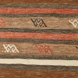 Tapis Kilim Vintage – Rayures Naturelles aux Tons Terreux, 136x195 Cm