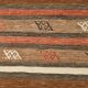 Tapis Kilim Vintage – Rayures Naturelles aux Tons Terreux, 136x195 cm