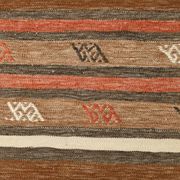 Tapis Kilim Vintage – Rayures Naturelles aux Tons Terreux, 136x195 Cm
