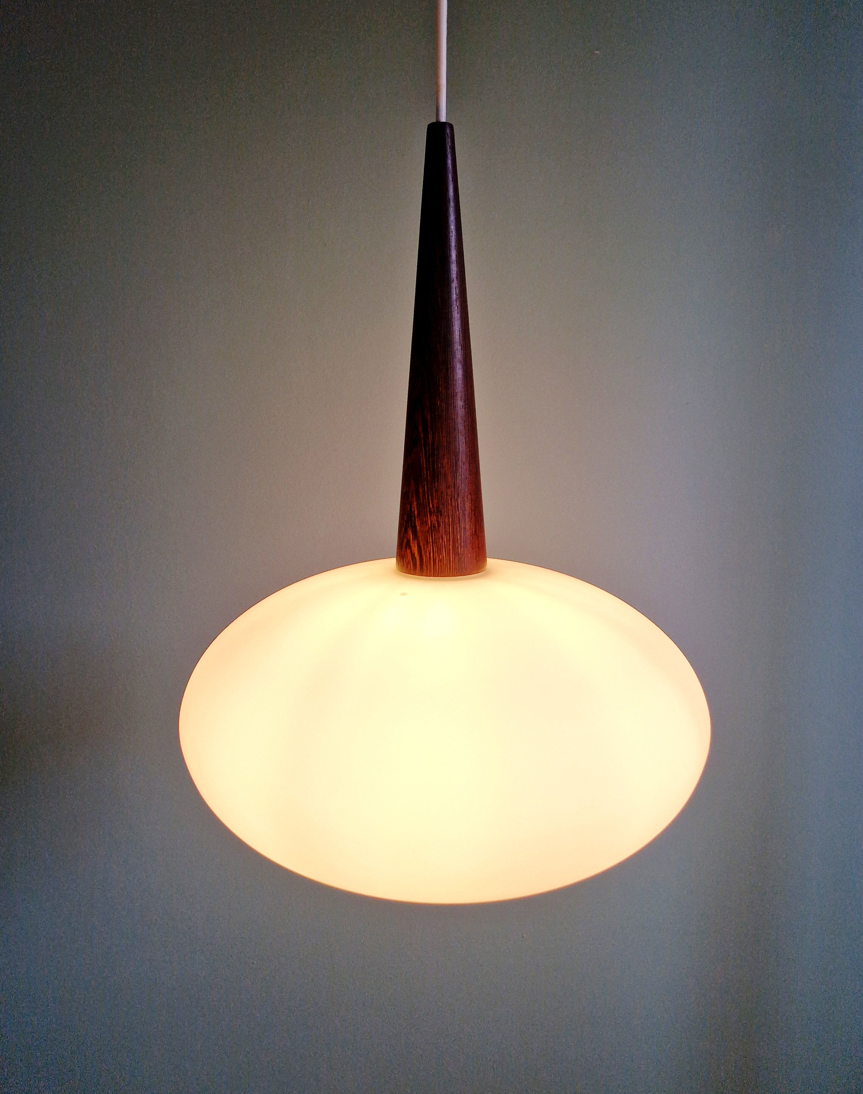 Scandinavian pendant light in teak and white opaline, Louis Kalff, Philips, 1960.