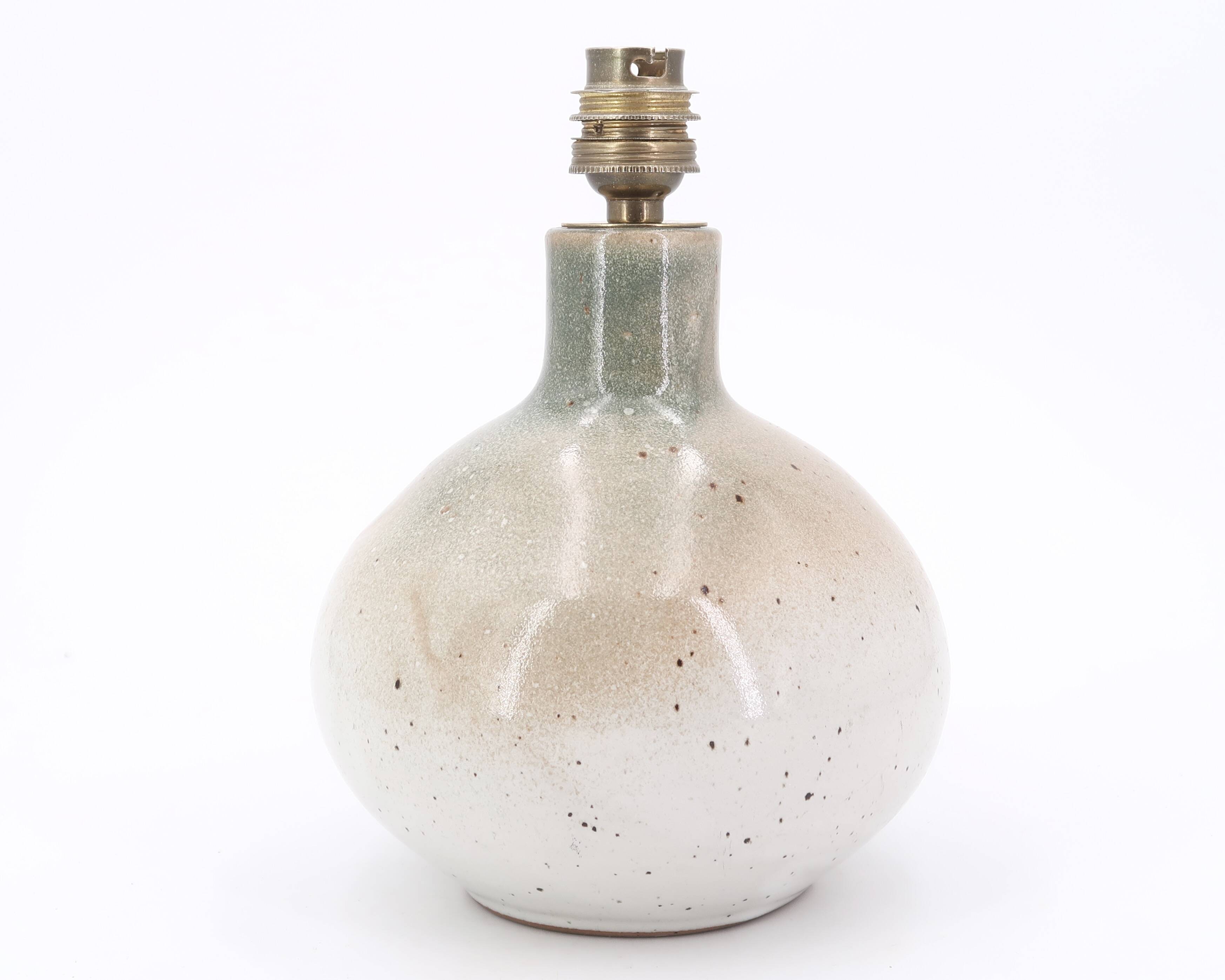 Lampe de potier en grès gris, abat jour en raphia, années 70
