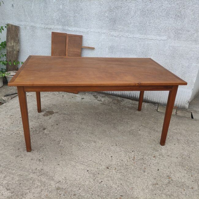 Dining room table with extensions