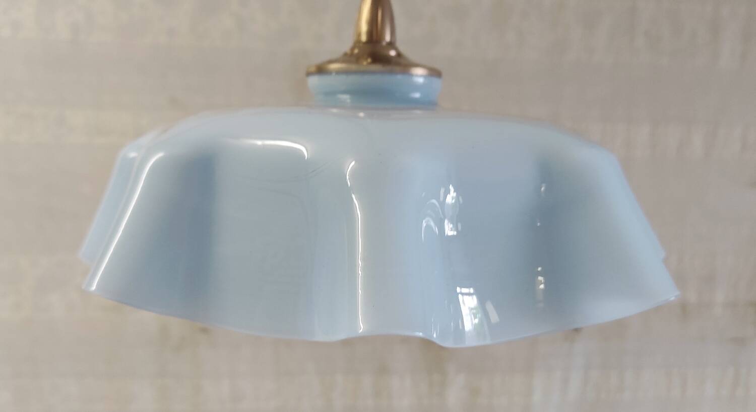 Suspension en verre opalin bleu ciel - mid.XXeme