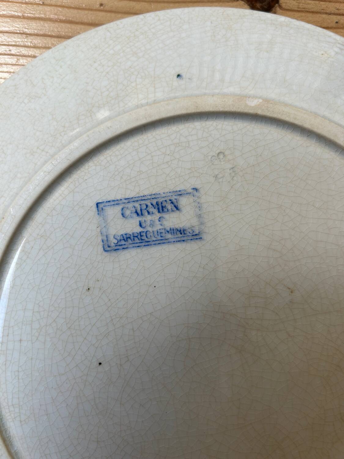 Assiette plate ancienne Terre de Fer « Carmen »