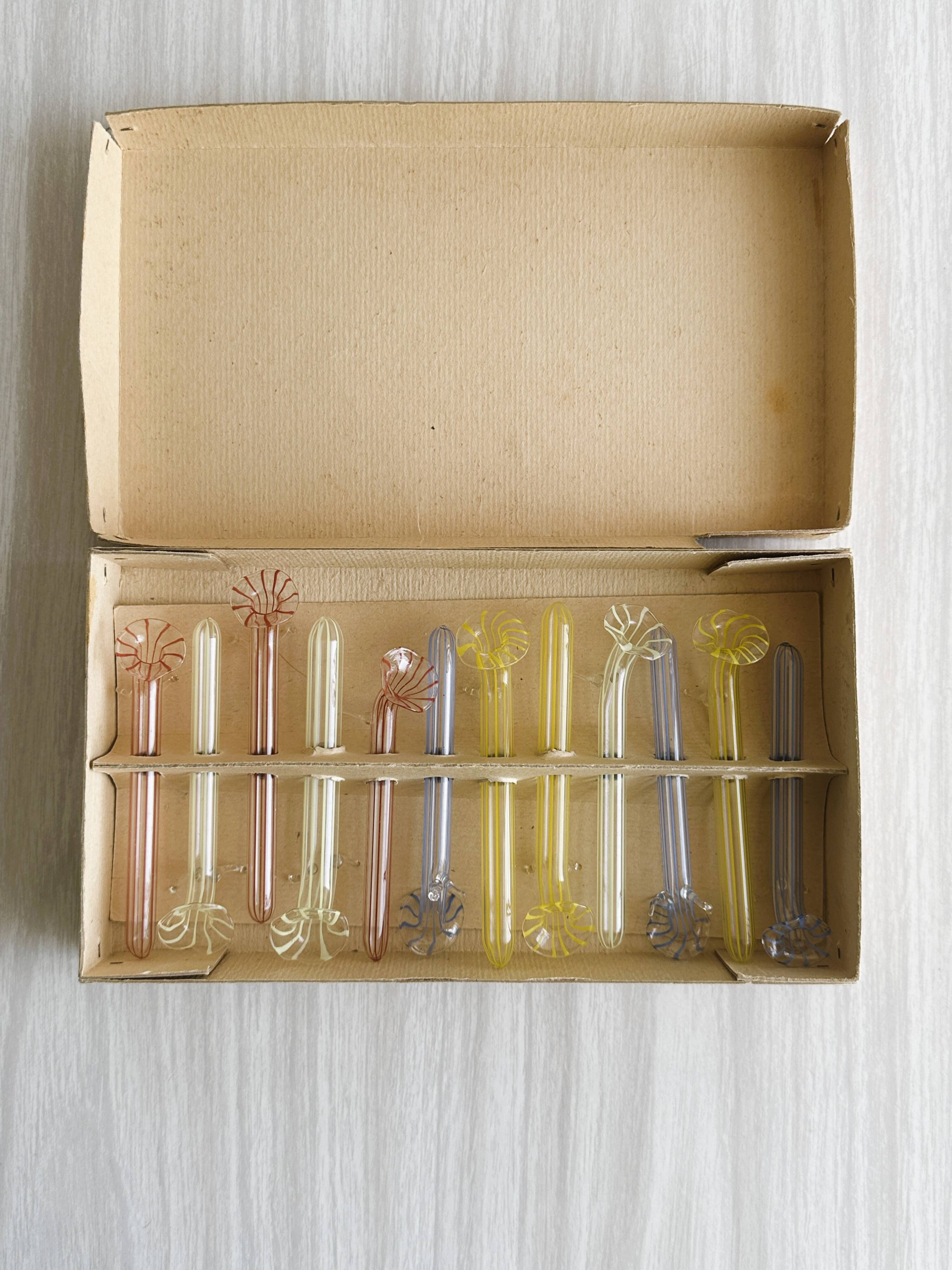12 porte-couteaux en verre soufflé coloré, design rayé.
