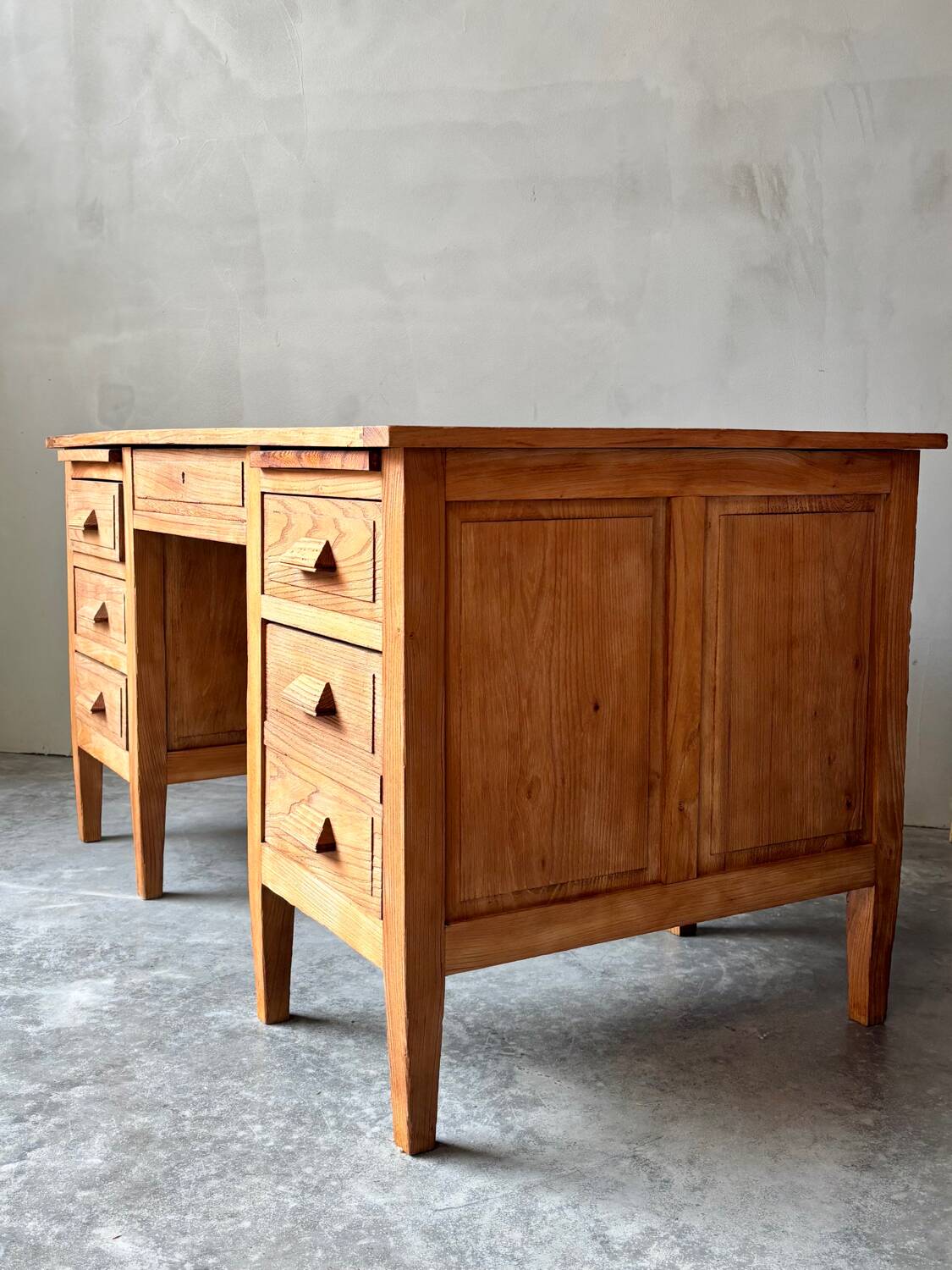 Bureau ancien en chêne massif brut, aérogommé et ciré