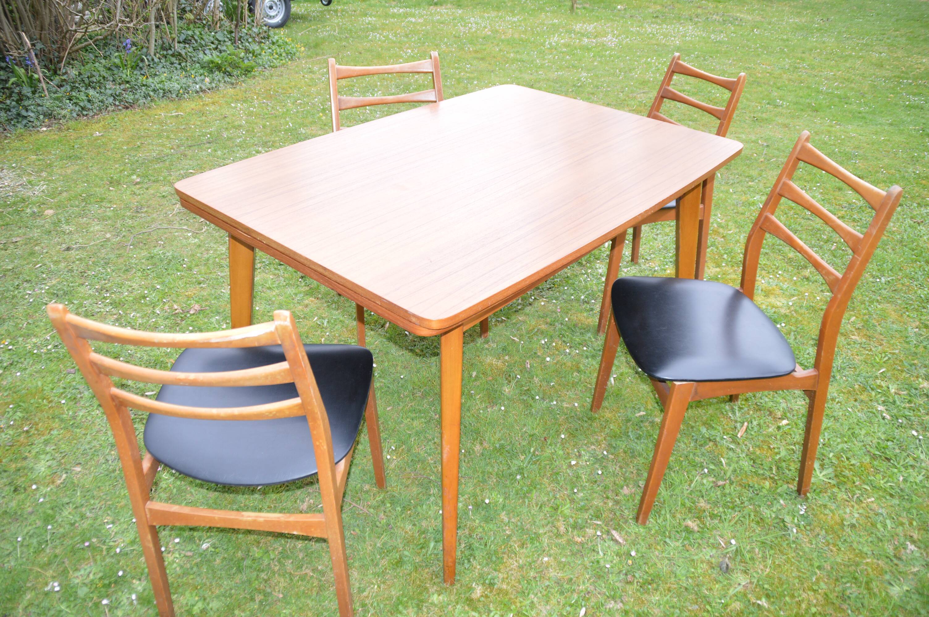 vintage dining table - 4 chairs