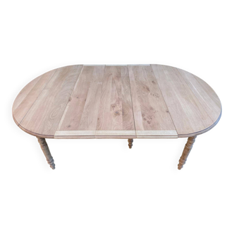 Louis Philippe round extendable dining table with renovated leaves and 4 extensions.