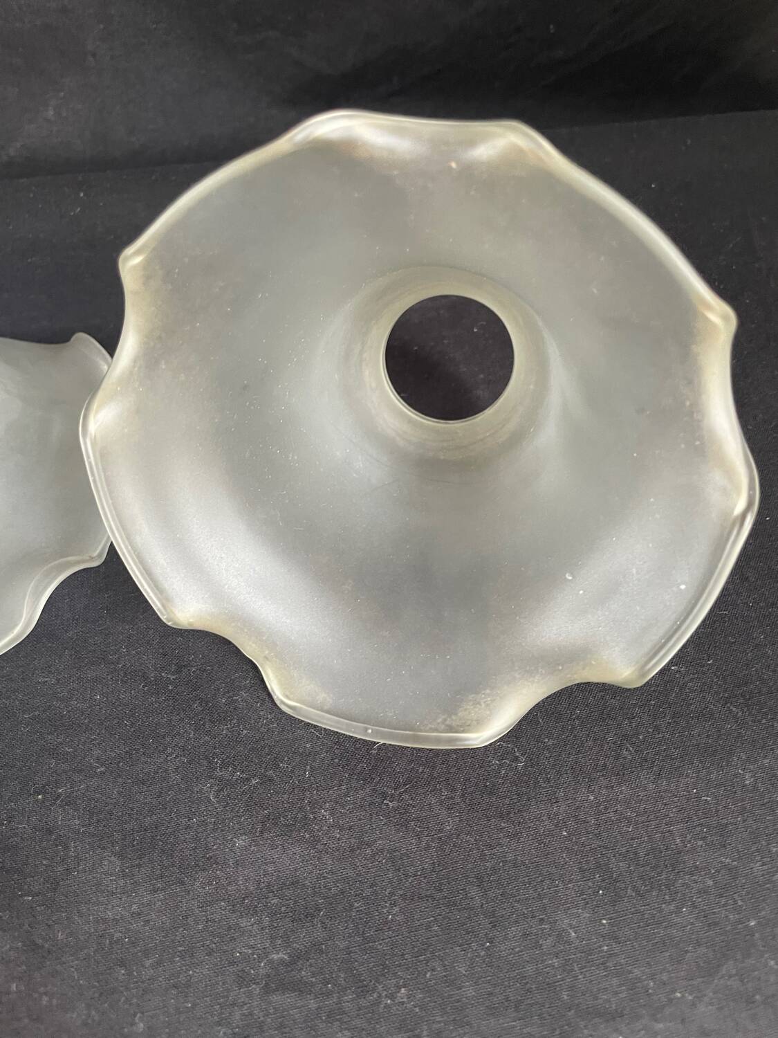 2 abat-jours tulipes anciens en verre dépoli