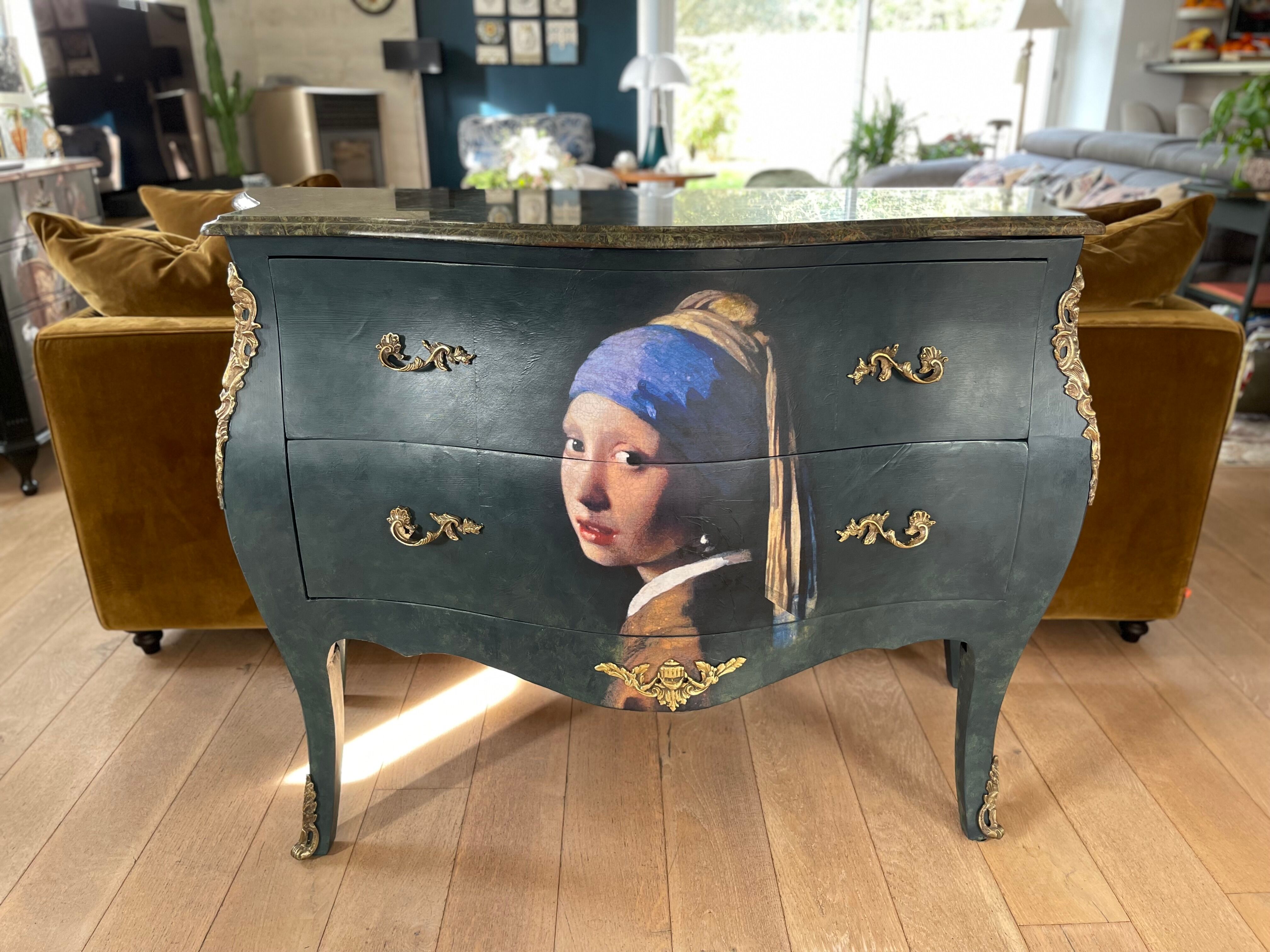 Commode patinée galbée de style Louis XV