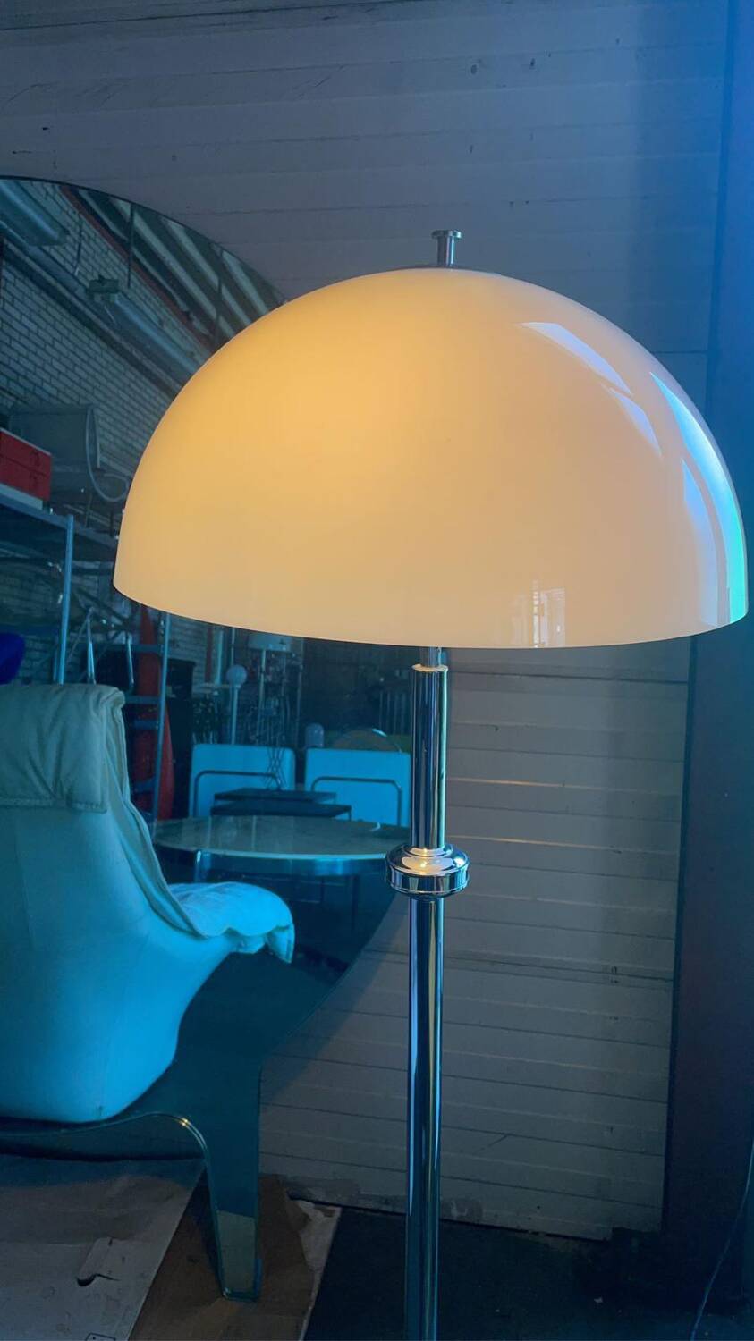 Lampadaire vintage avec abat-jour champignon blanc