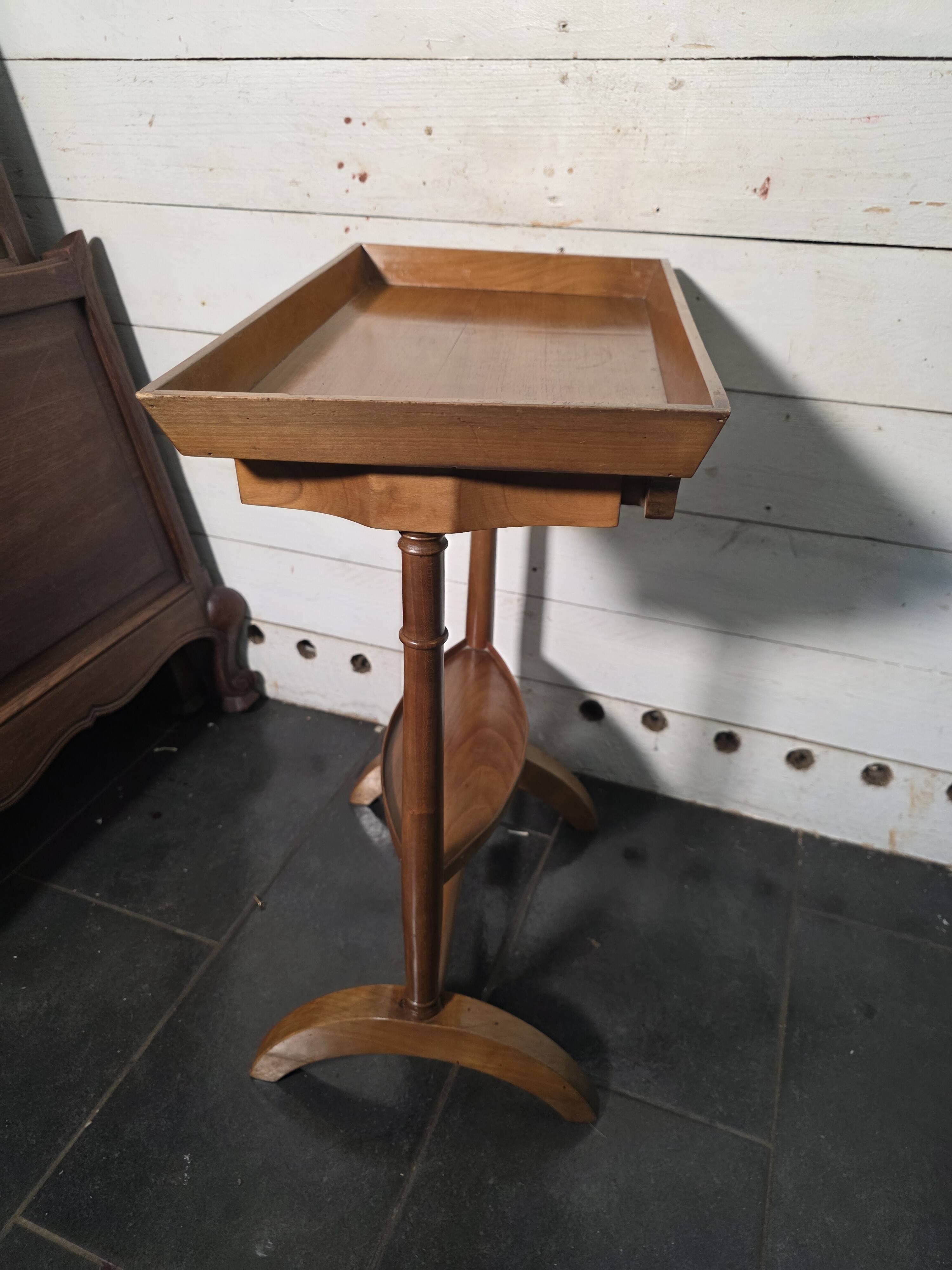 Table de chevet en merisier massif