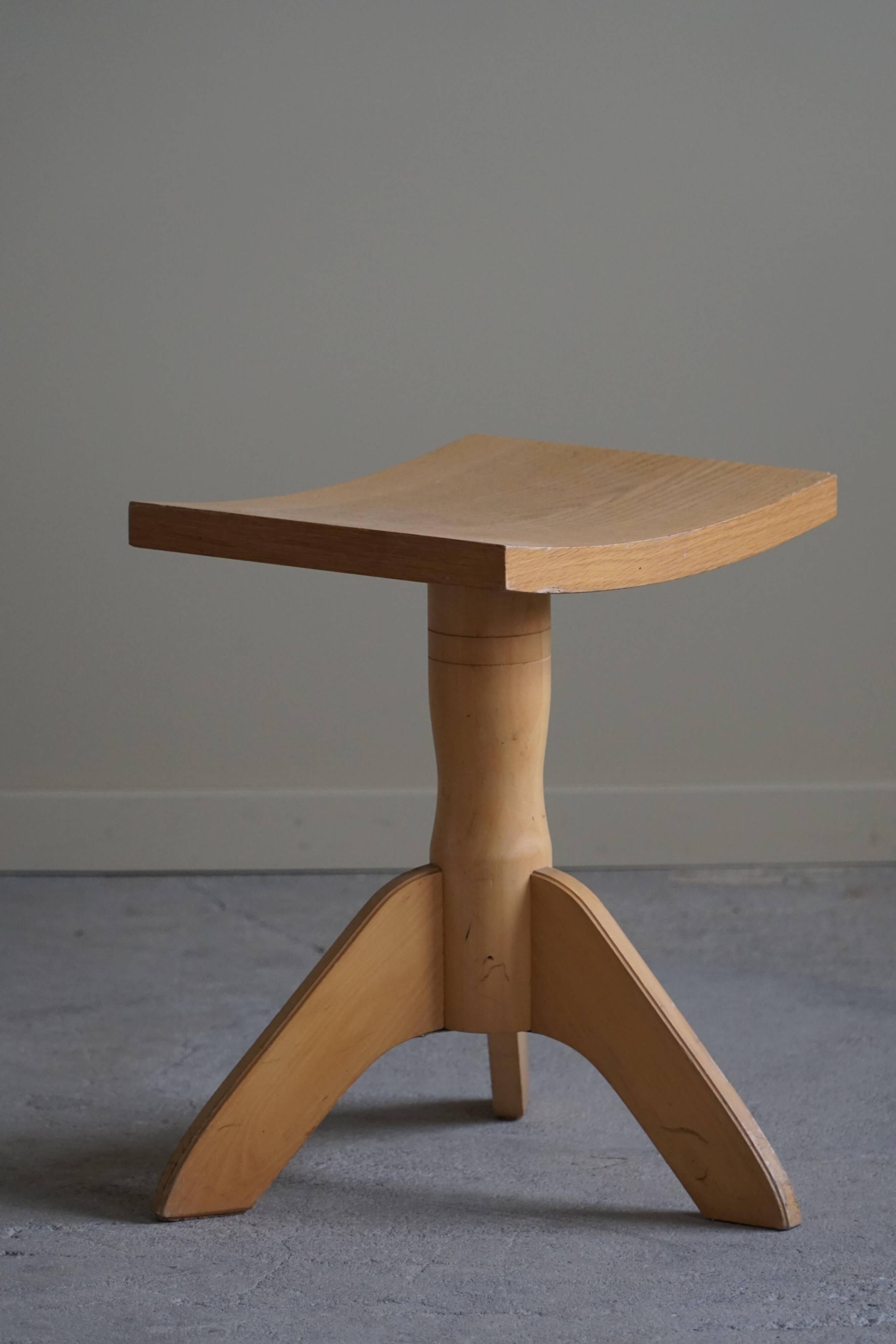 Swivelling tripod stool in elm, mid-century Danish design, 1970s.