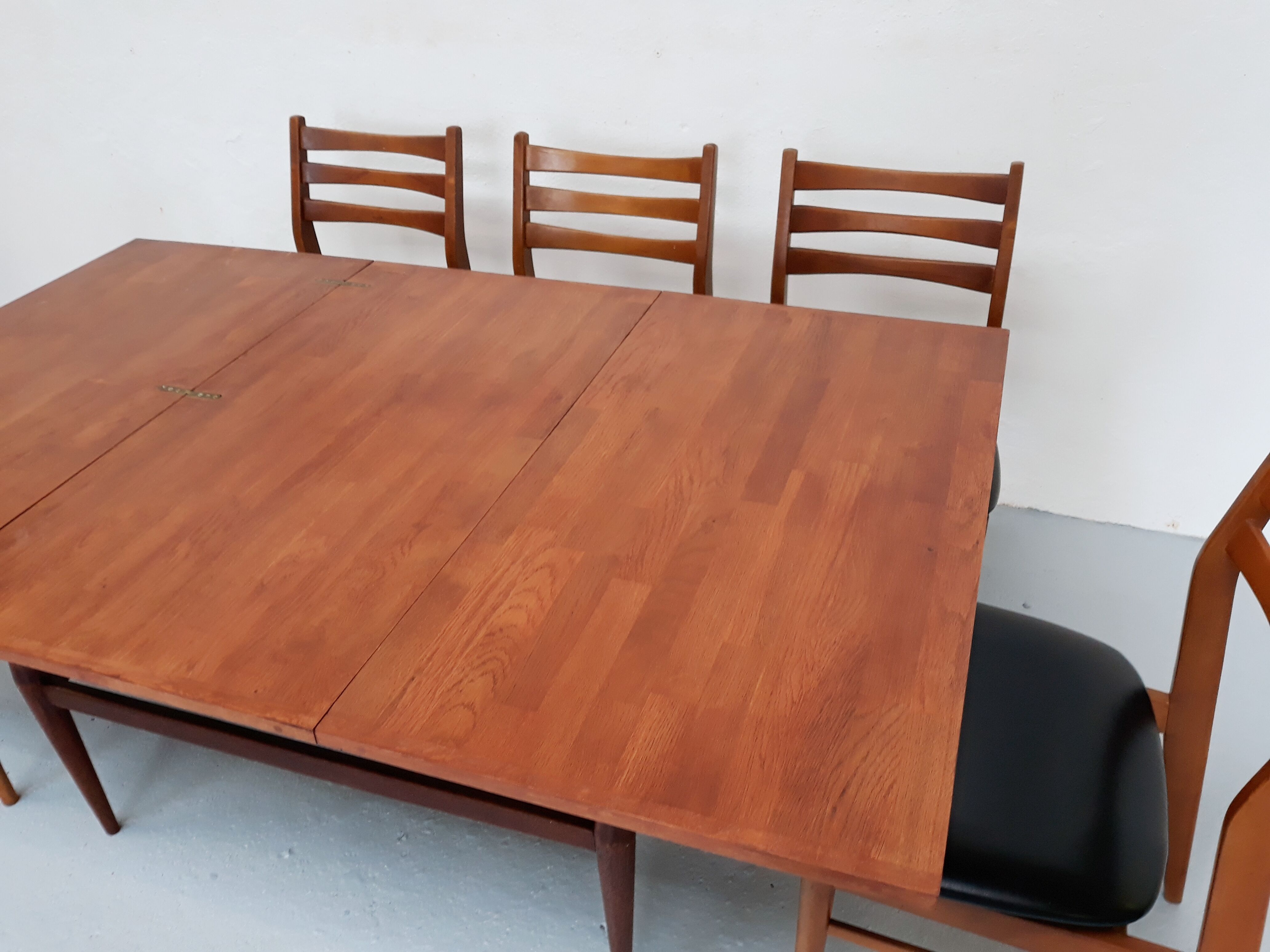 Flexible scandinavian vintage coffee table