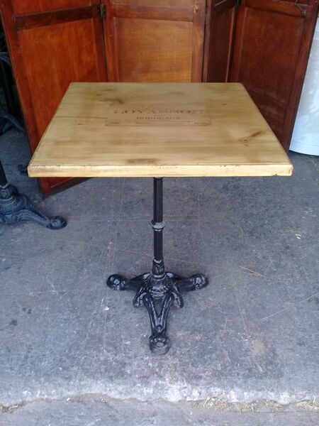 Bistro table feet in iron cast and solid wood tray