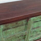 Buffet long en bois avec portes anciennes vertes