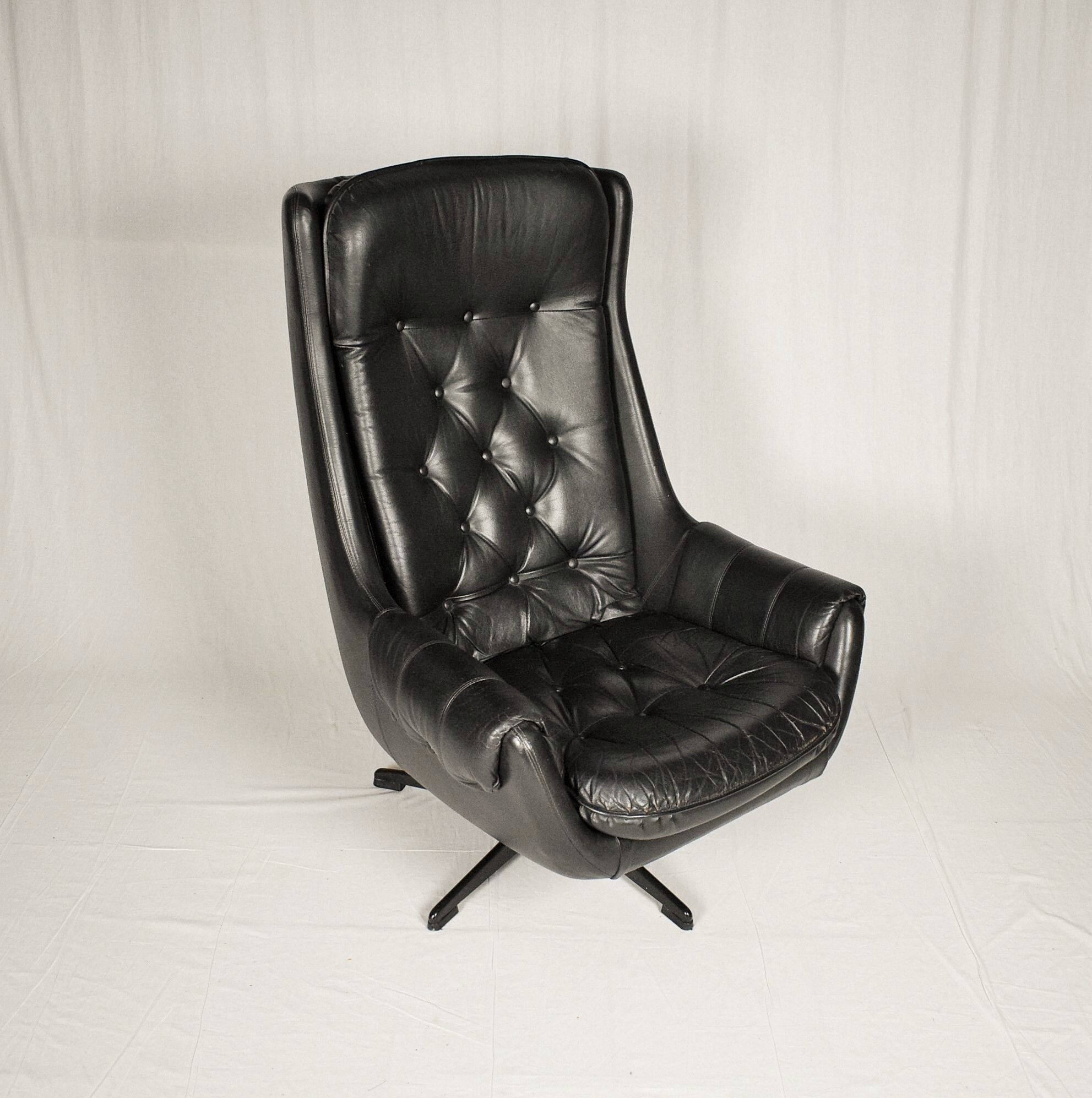 Design Scandinavian Leather Armchair / Lounge Chair by Peem, 1970´s.