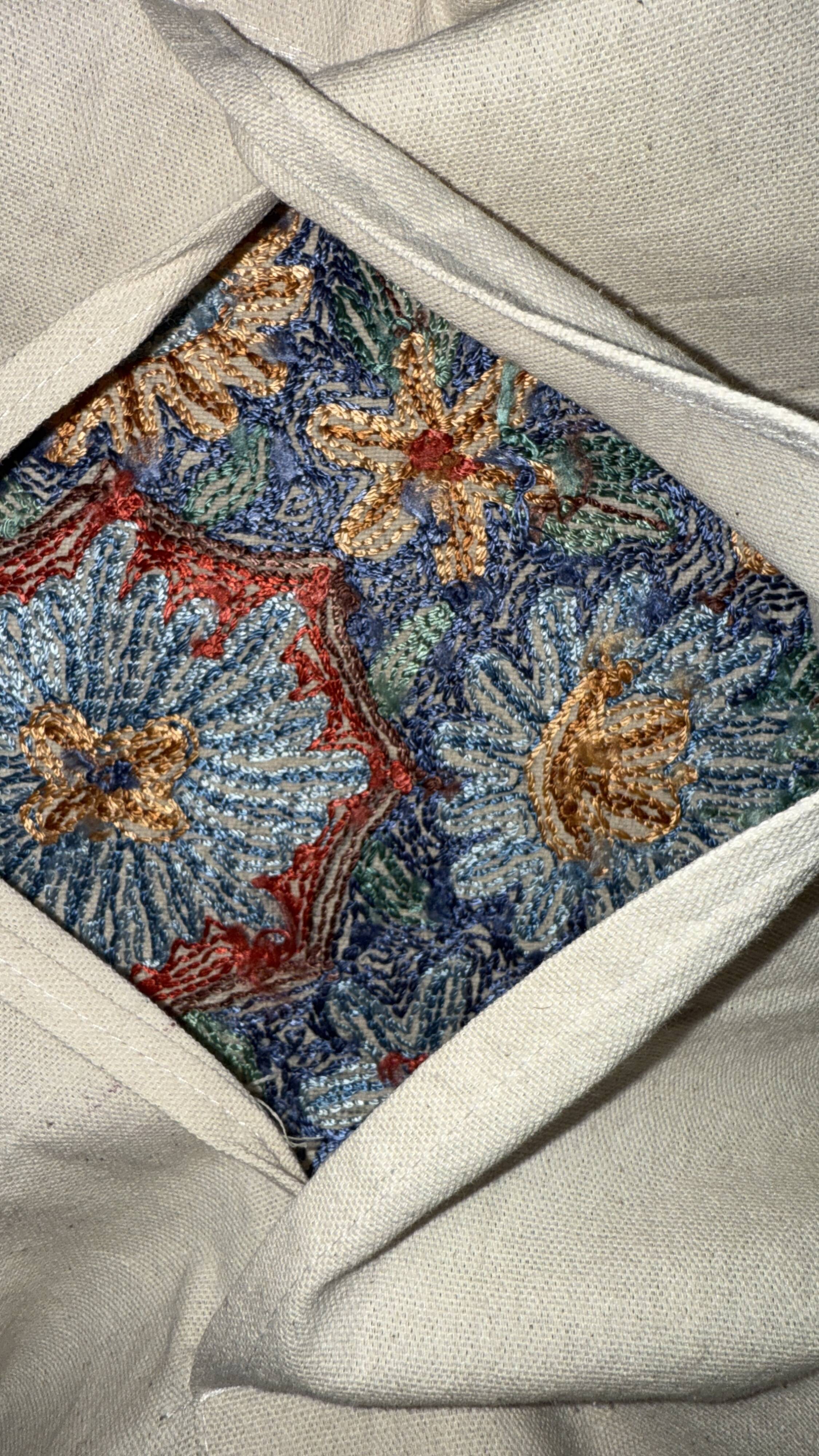 Hand-embroidered silk cushion cover from Kashmir, floral pattern 40x40 cm