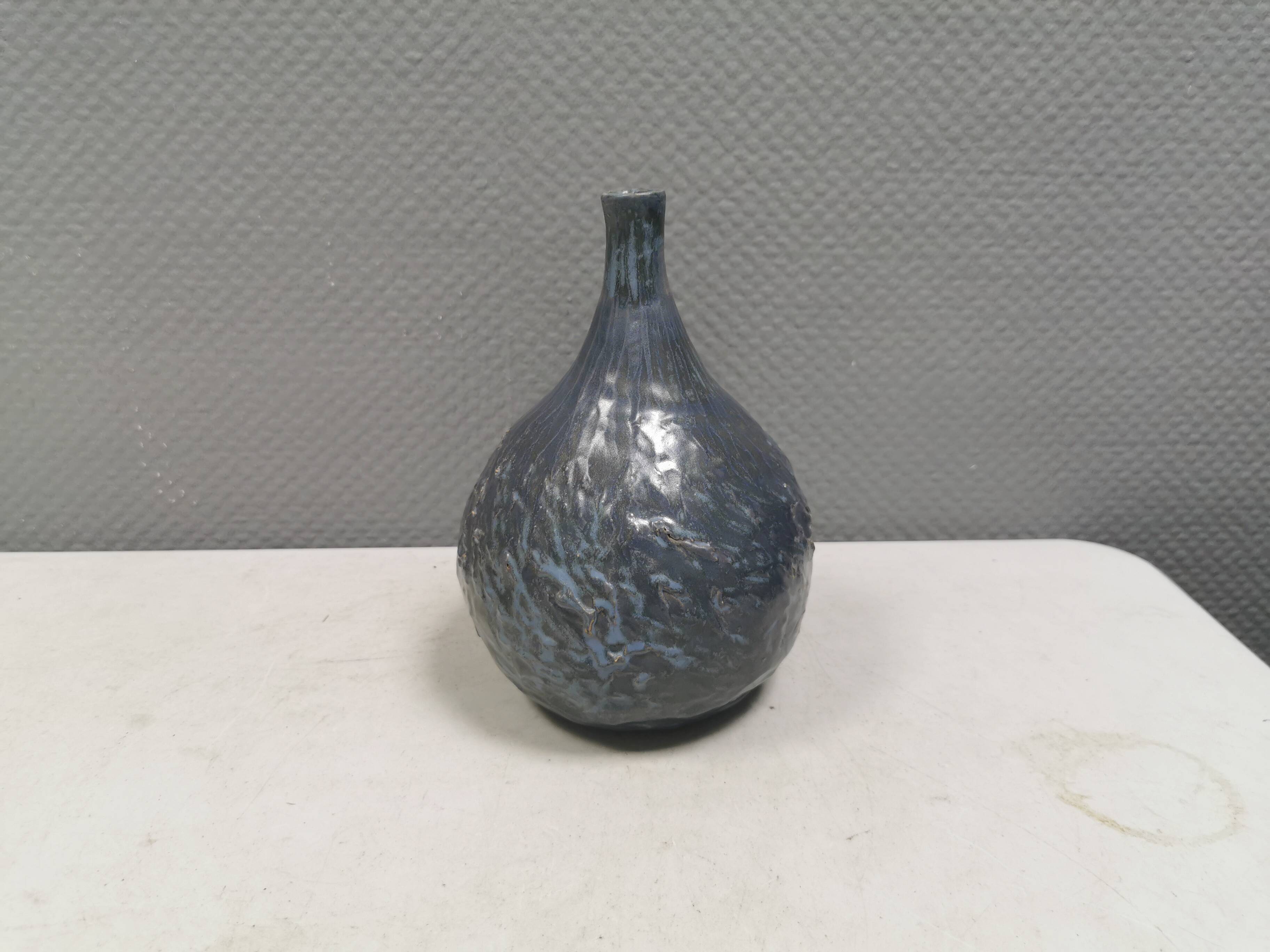 Vase Pauline Toynbee, Émail en cristal bleu texturé, forme organique, années 1980