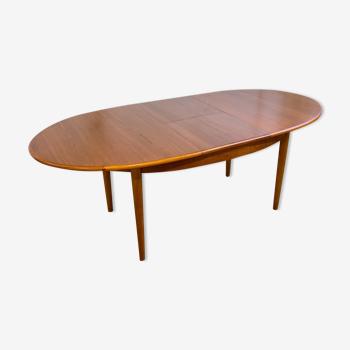 Oval table with butterfly extensions